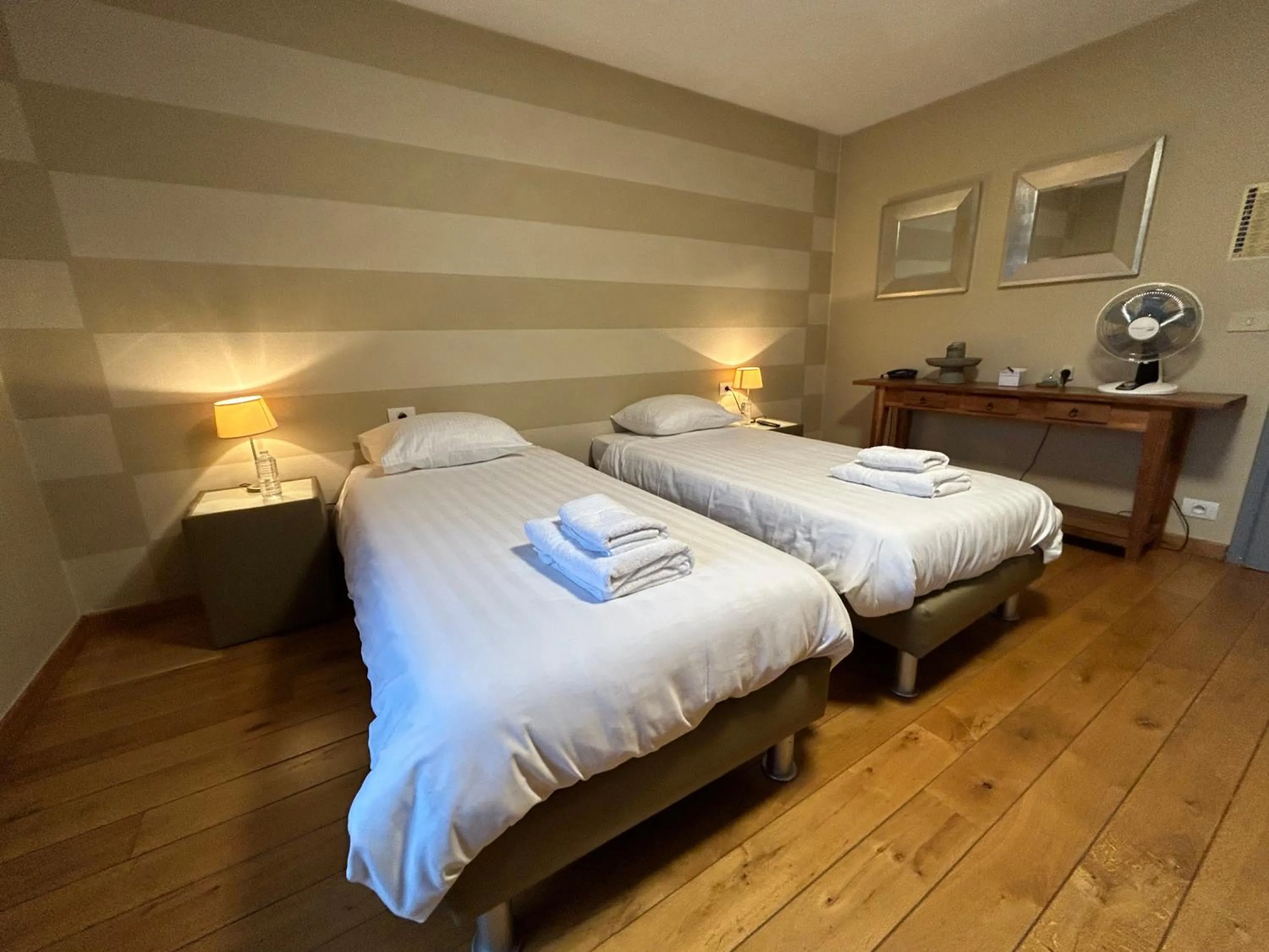 towels, Bed in Race & Rooms
