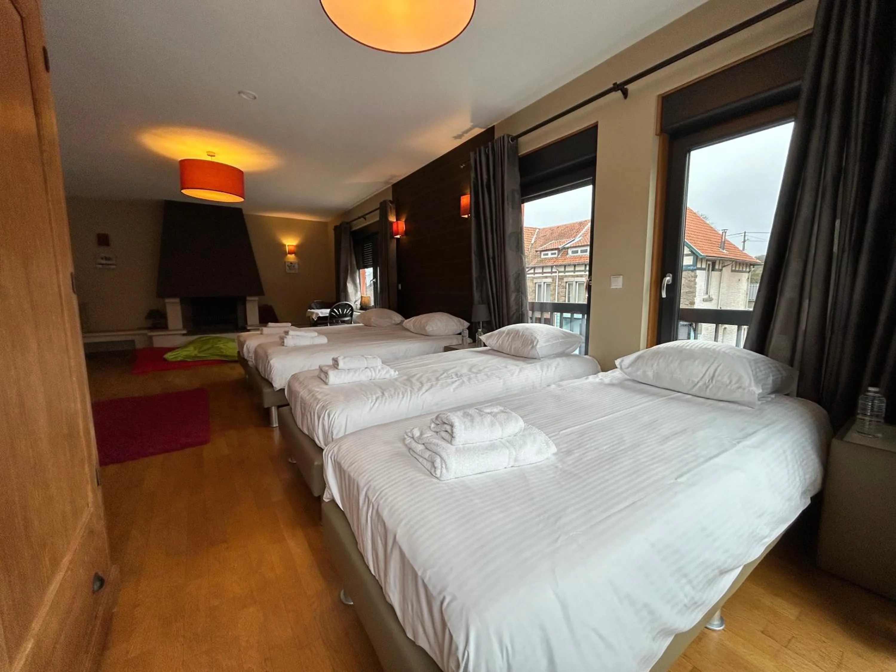 Bed in Race & Rooms