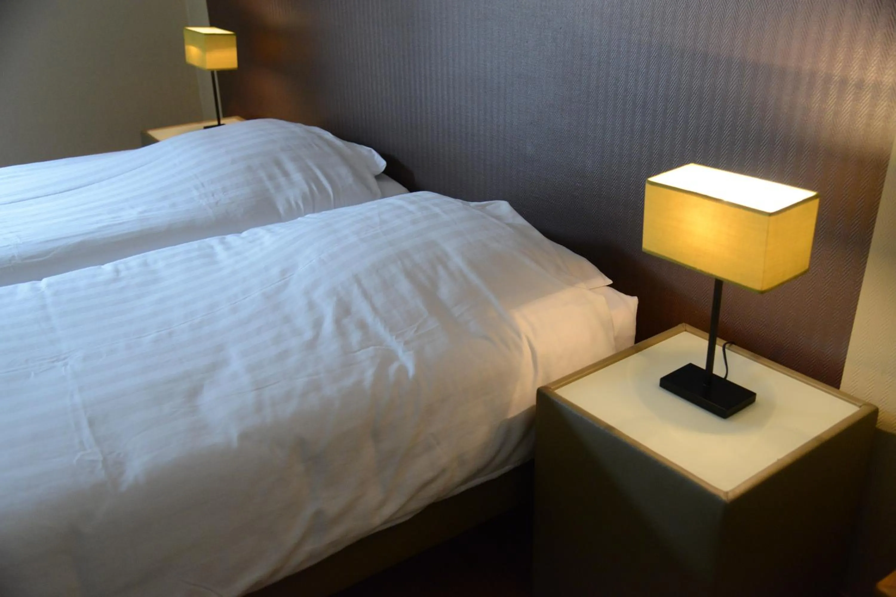 Bedroom, Bed in Race & Rooms