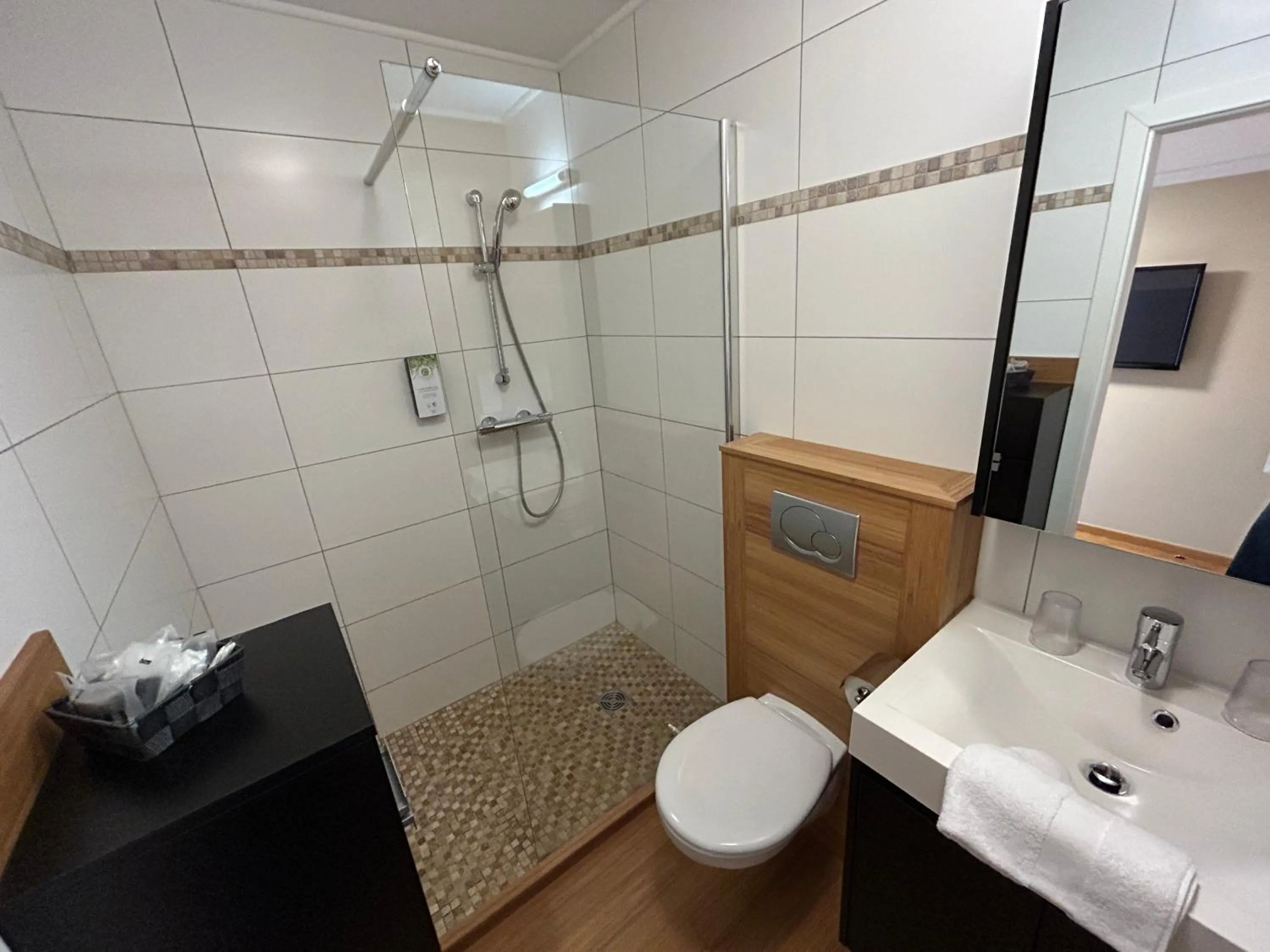 Shower in Race & Rooms