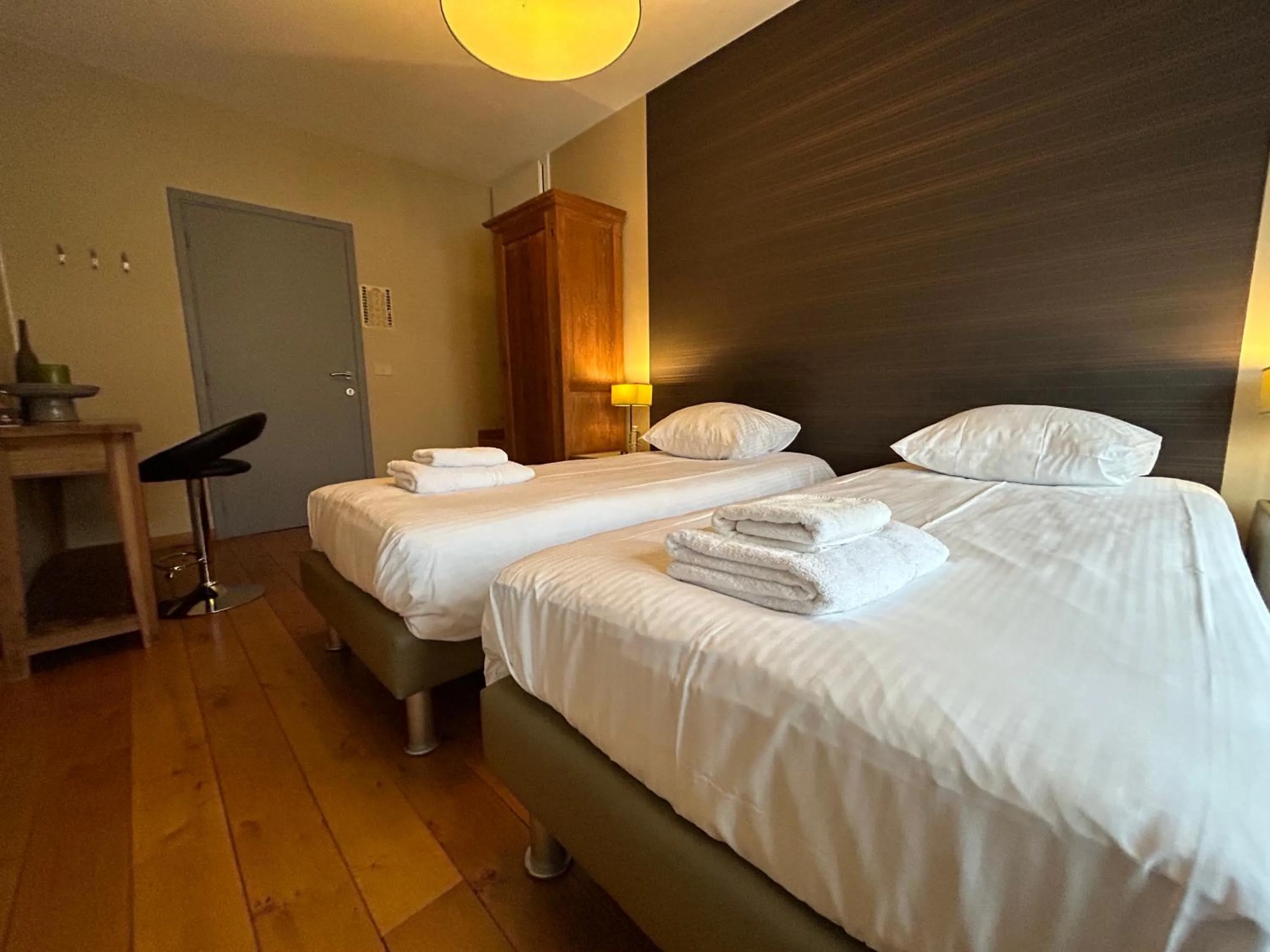 Bed in Race & Rooms