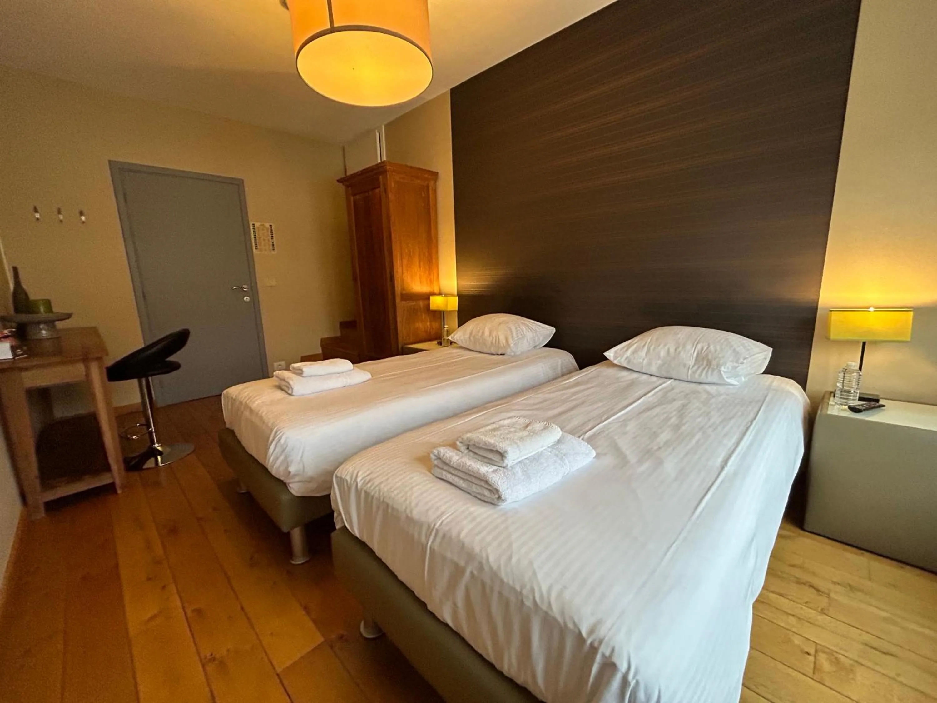 towels, Bed in Race & Rooms