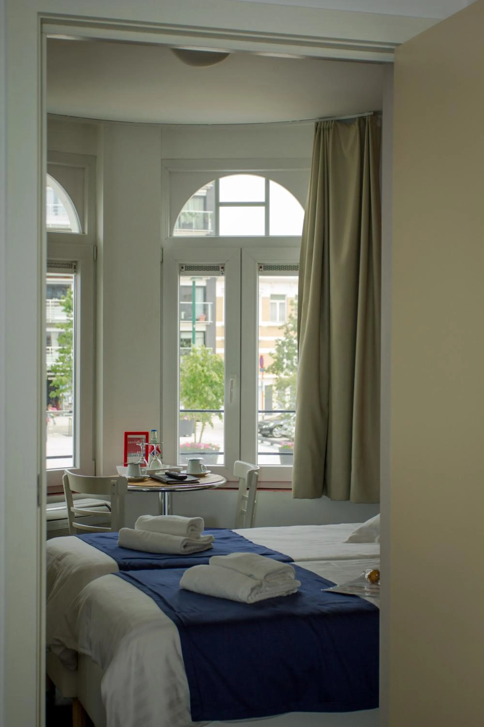 Photo of the whole room, Bed in Hotel Aan Zee