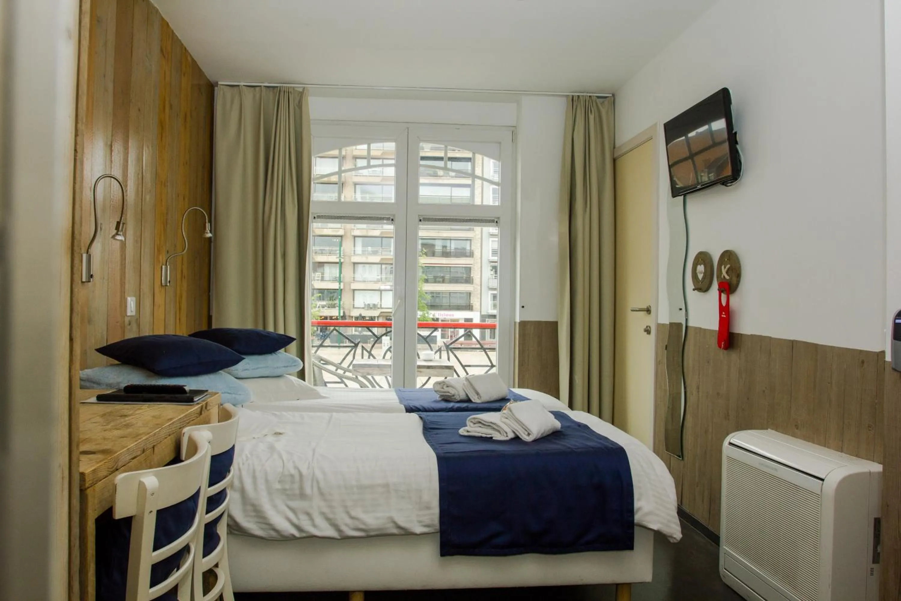 Photo of the whole room, Bed in Hotel Aan Zee