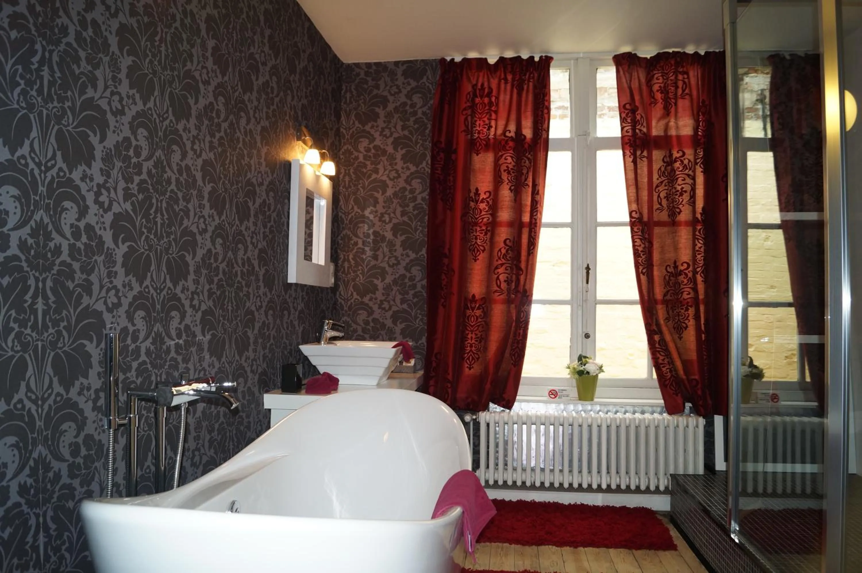 Bathroom, Bed in B&B Next Door