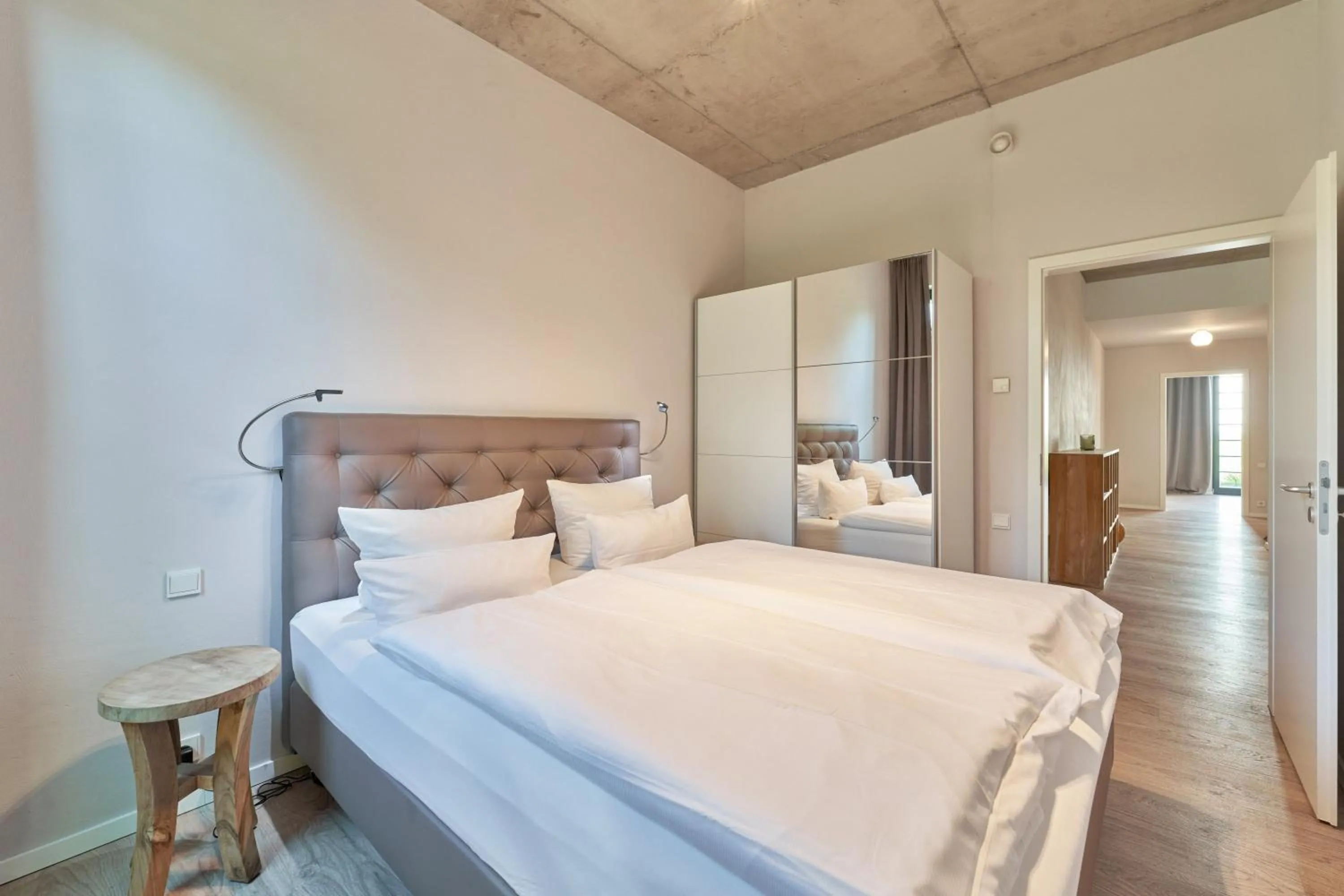 Two-Bedroom Apartment with Terrace - 4 in havelblau Ferienlofts - Stilvoll wohnen unmittelbar an der Havel - zentral - Küche - WLAN - Wallbox - Kajaks und Fahrräder vor Ort