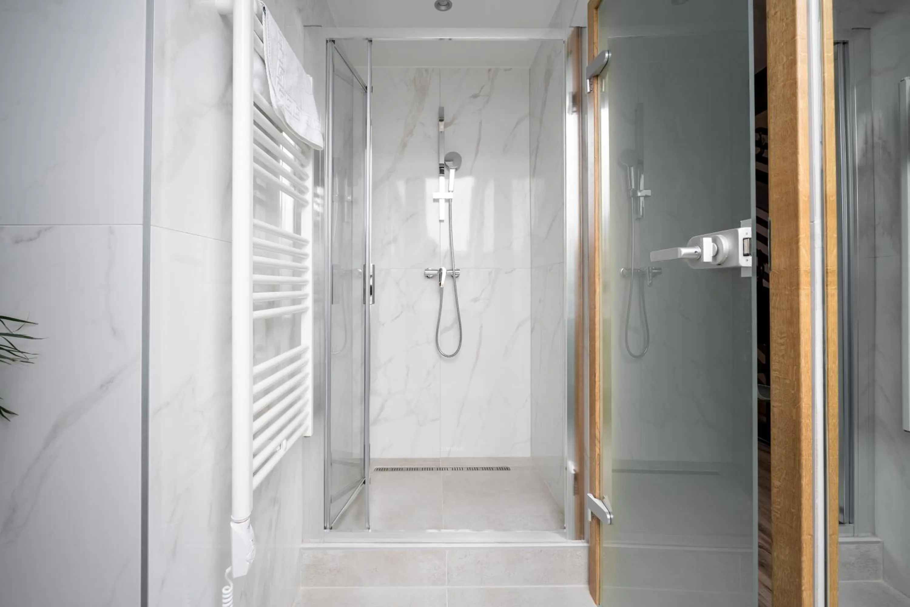 Shower in Onyx Luxury