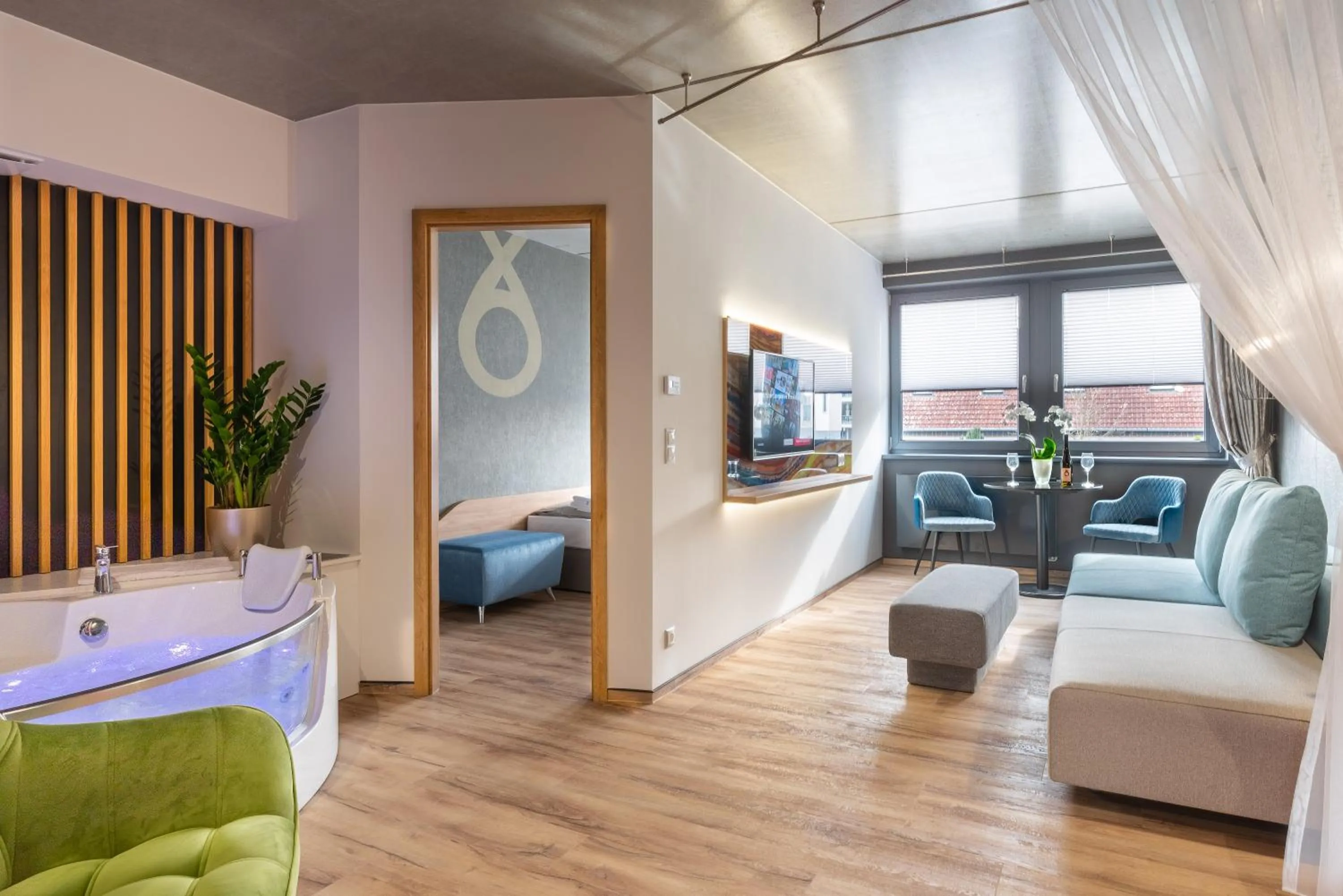 Hot Tub in Onyx Luxury