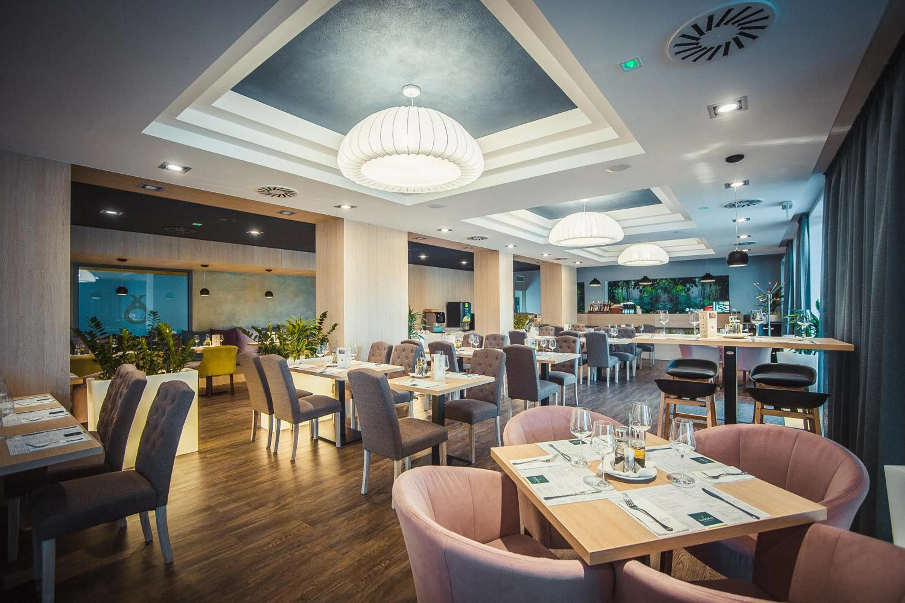 Restaurant/places to eat in Onyx Luxury