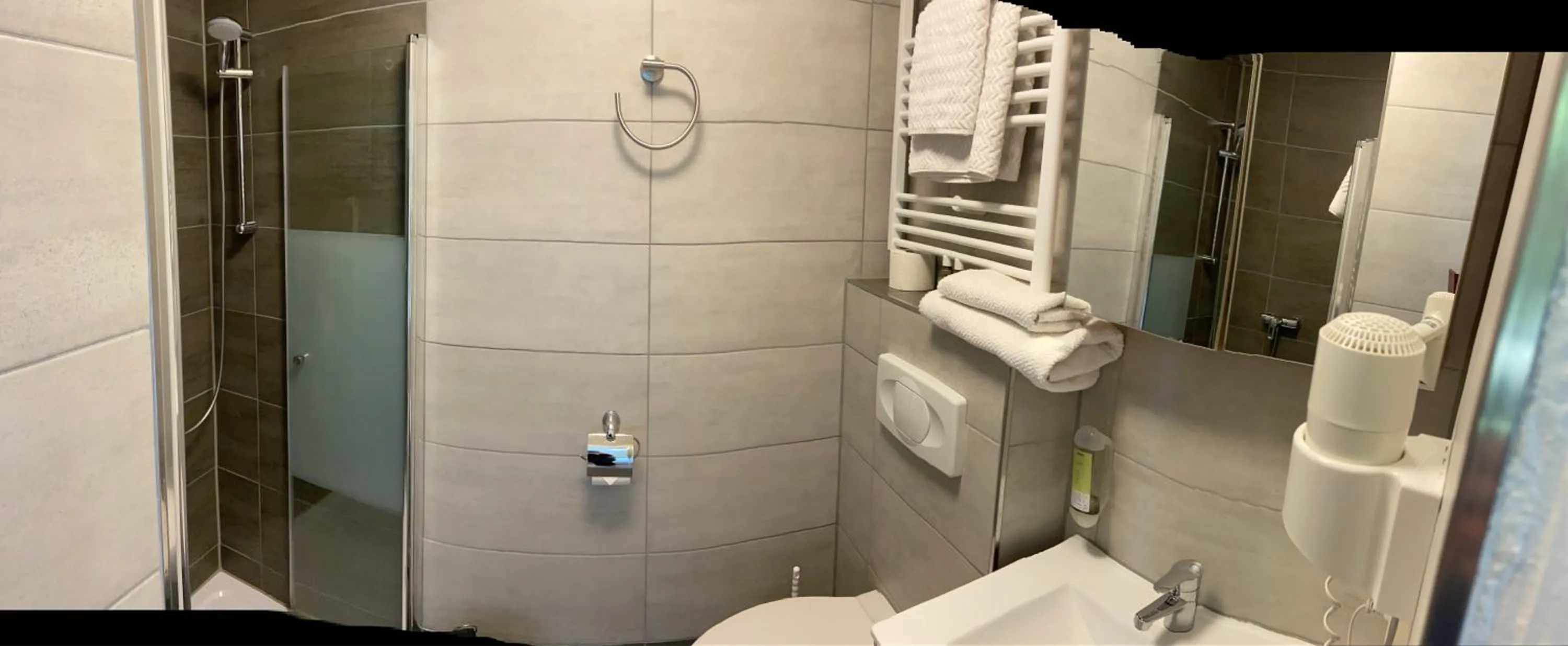 Bathroom in Landhotel Kahrmühle