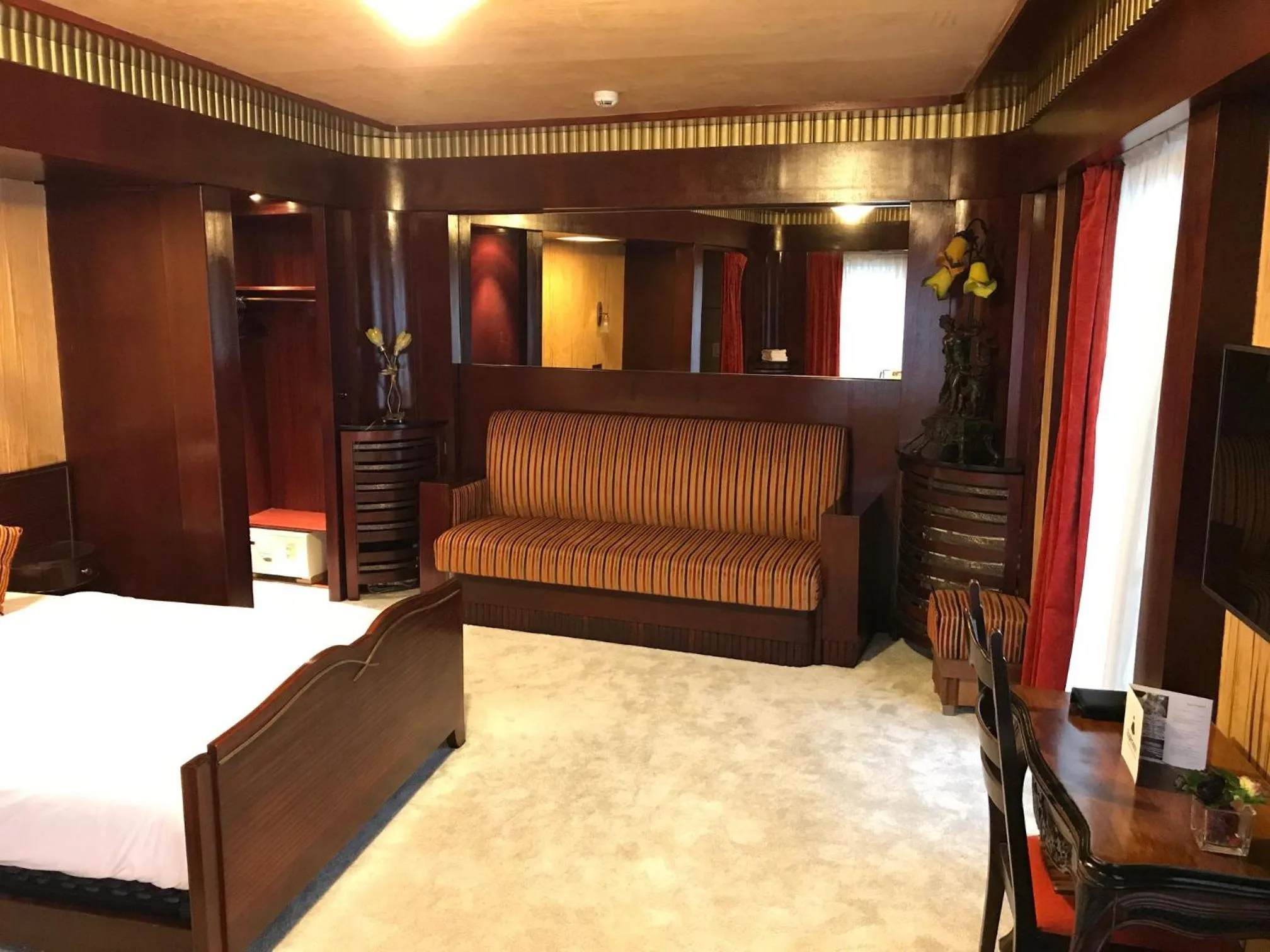 Seating area, Bed in Hotel Esperance