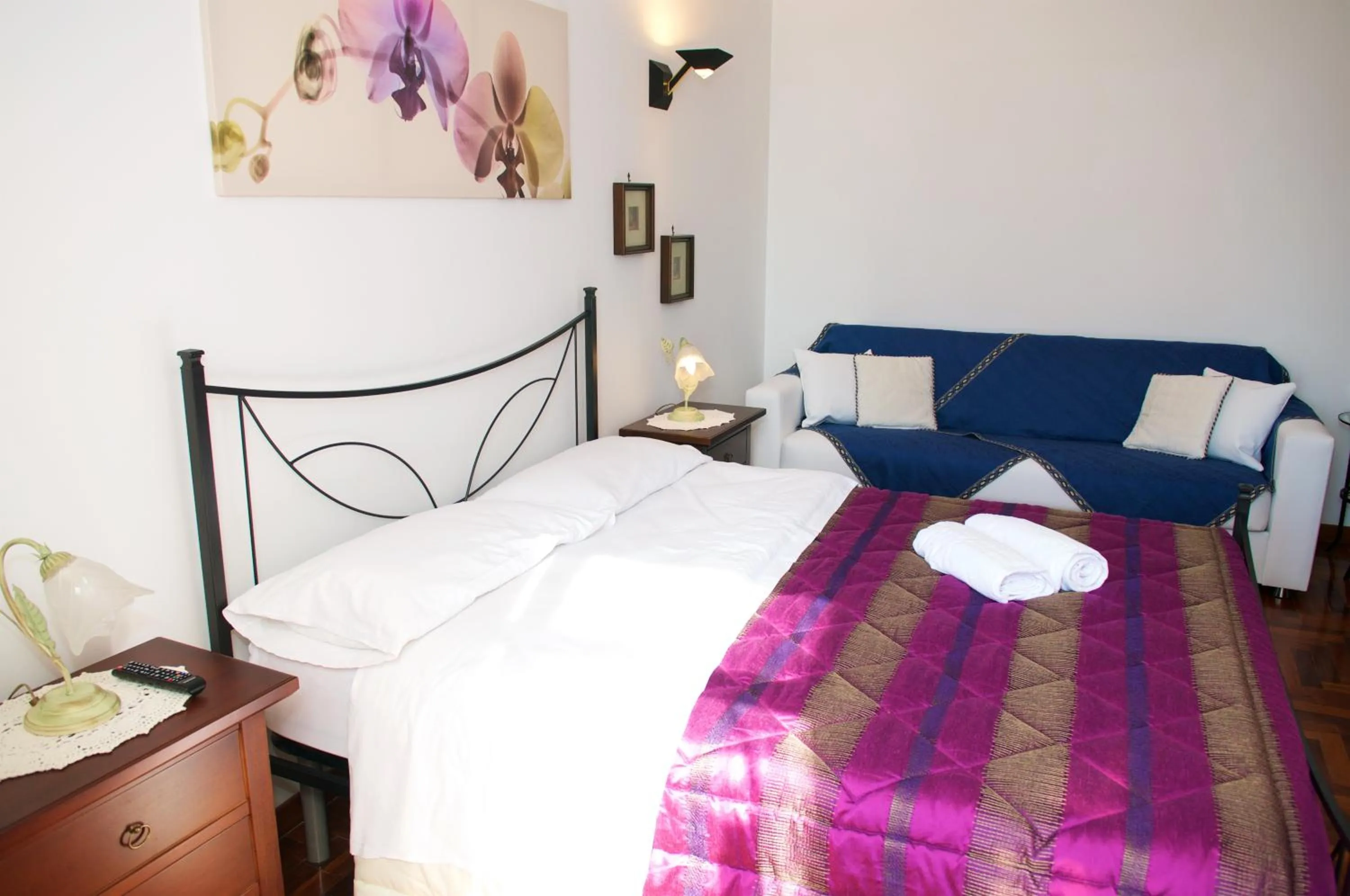 Photo of the whole room, Bed in La Maison Royale Bed & Breakfast