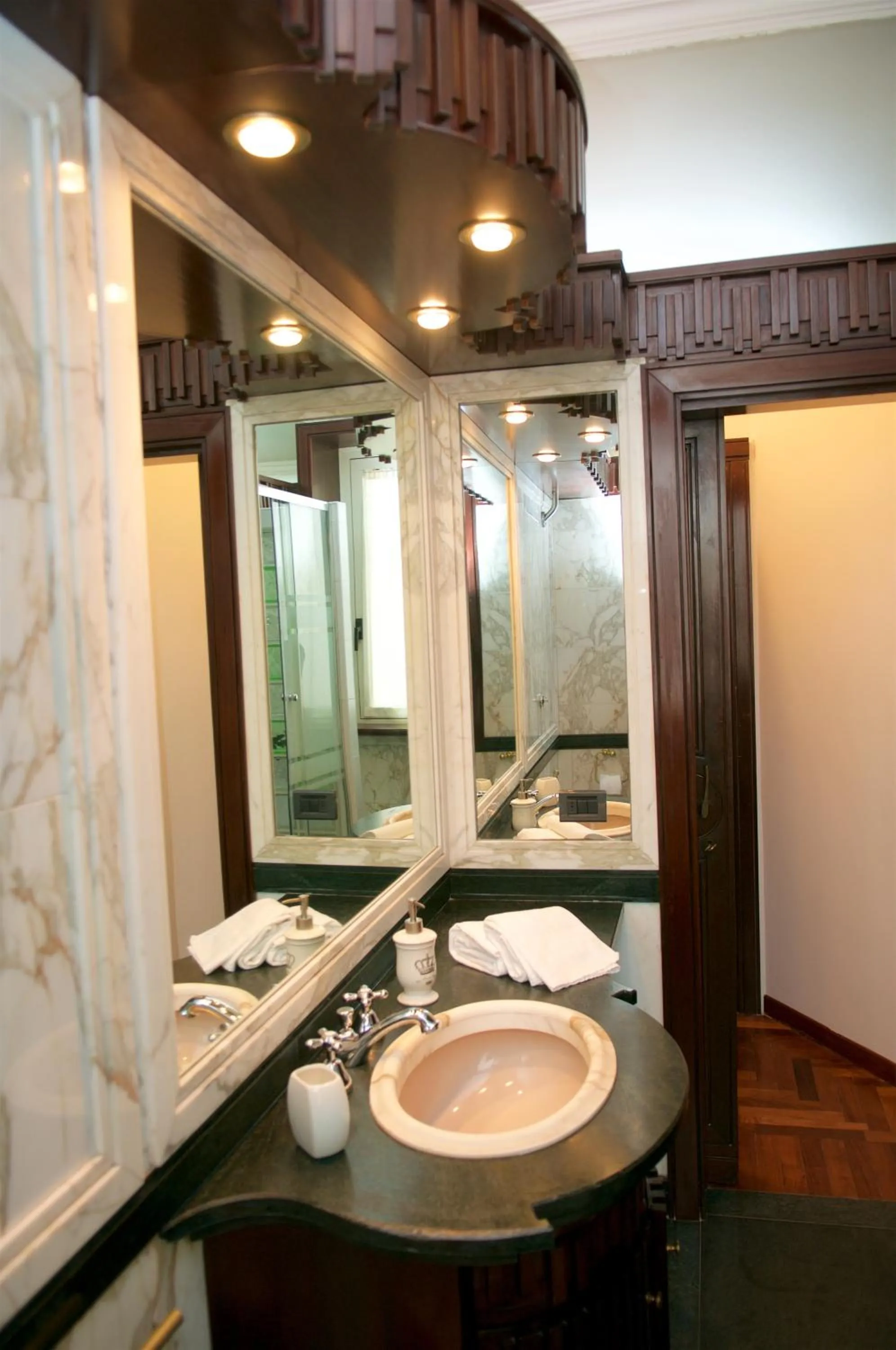 Bathroom in La Maison Royale Bed & Breakfast