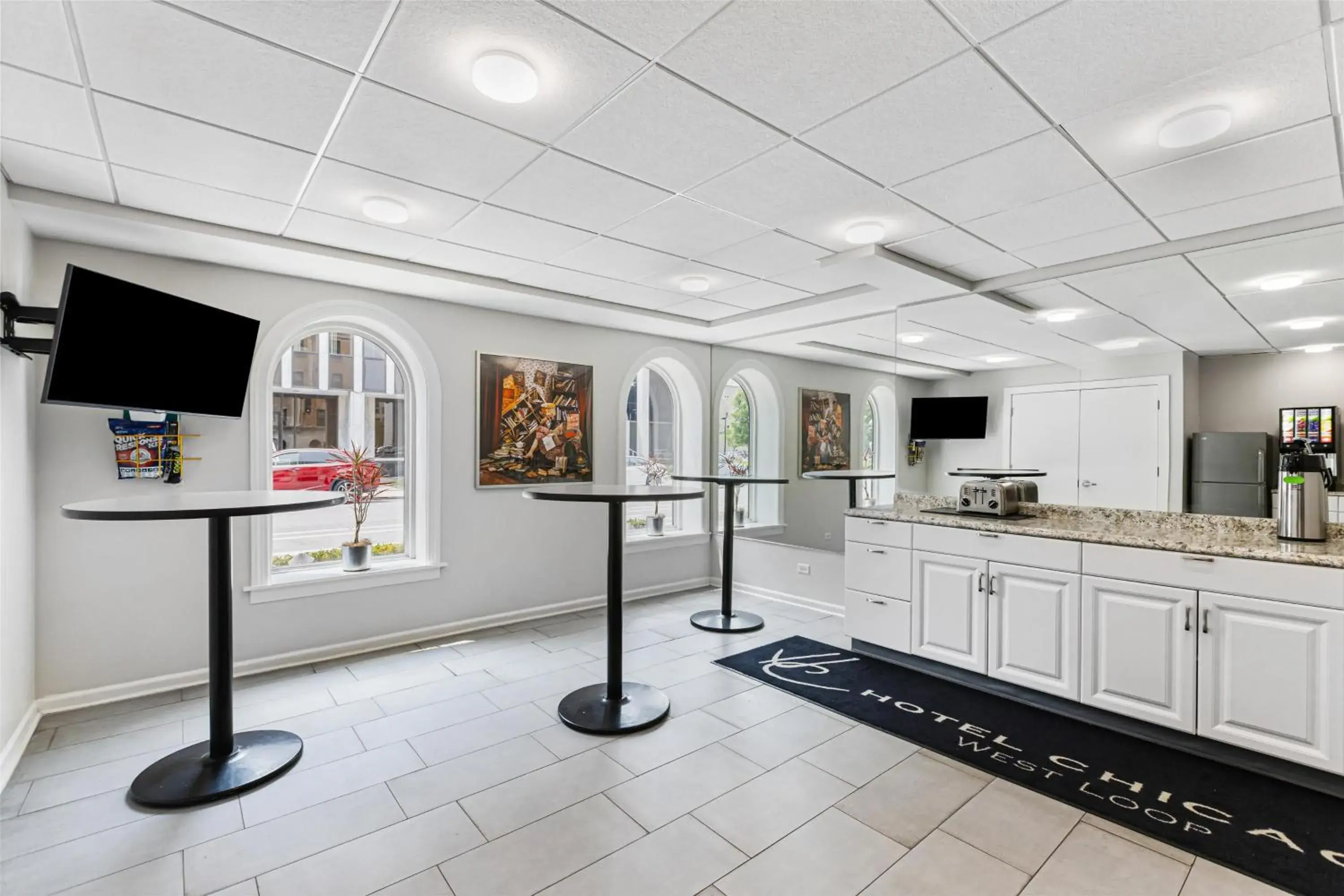 Breakfast in Hotel Chicago West Loop, SureStay Collection by Best Western Breakfast in Hotel Chicago West Loop, SureStay Collection by Best Western