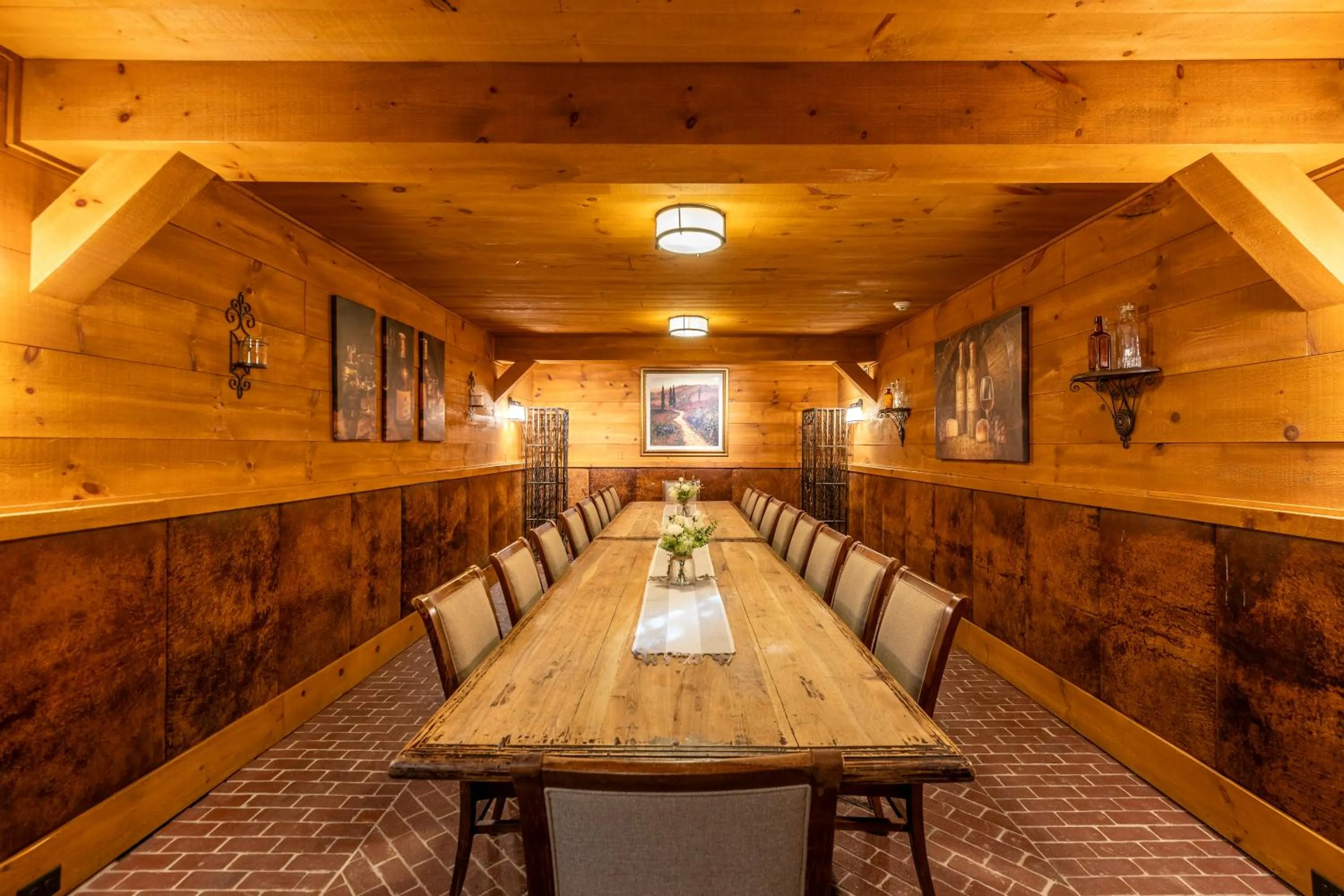 Restaurant/places to eat in The White House Inn