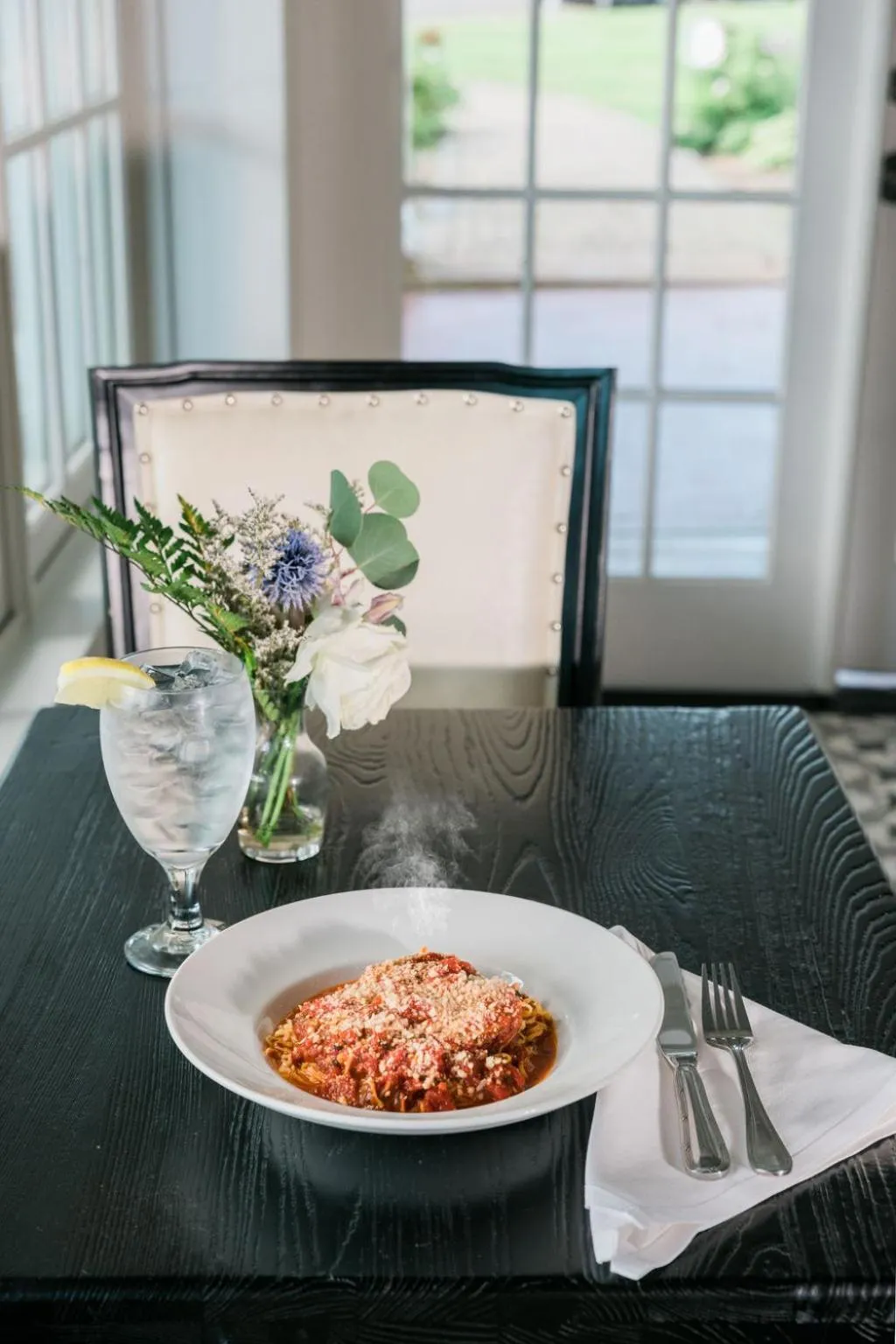 Restaurant/places to eat in The White House Inn