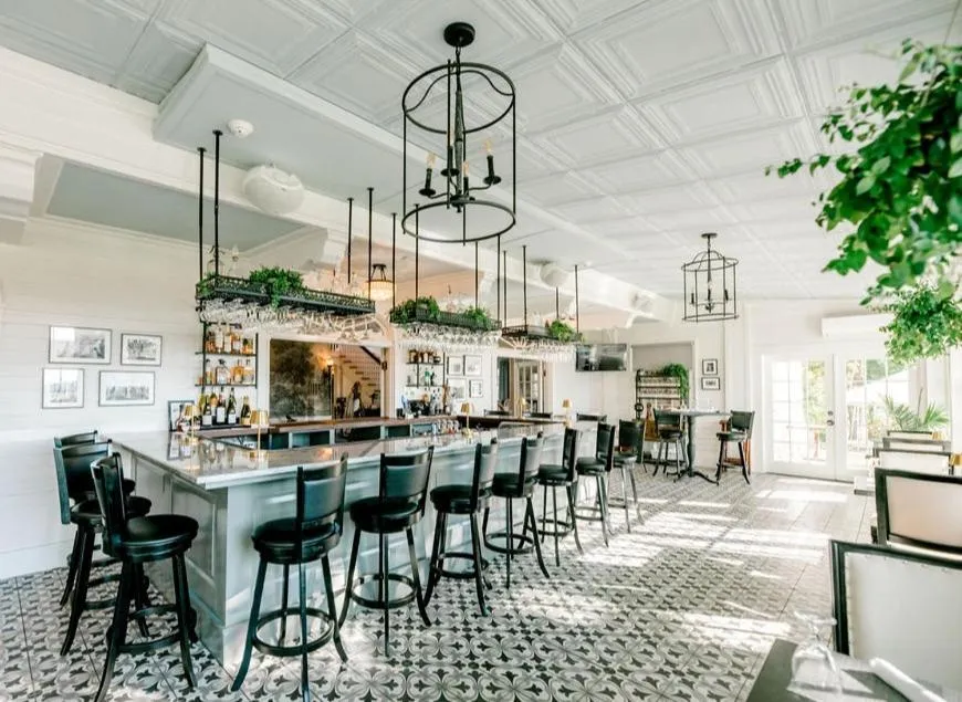 Restaurant/places to eat in The White House Inn