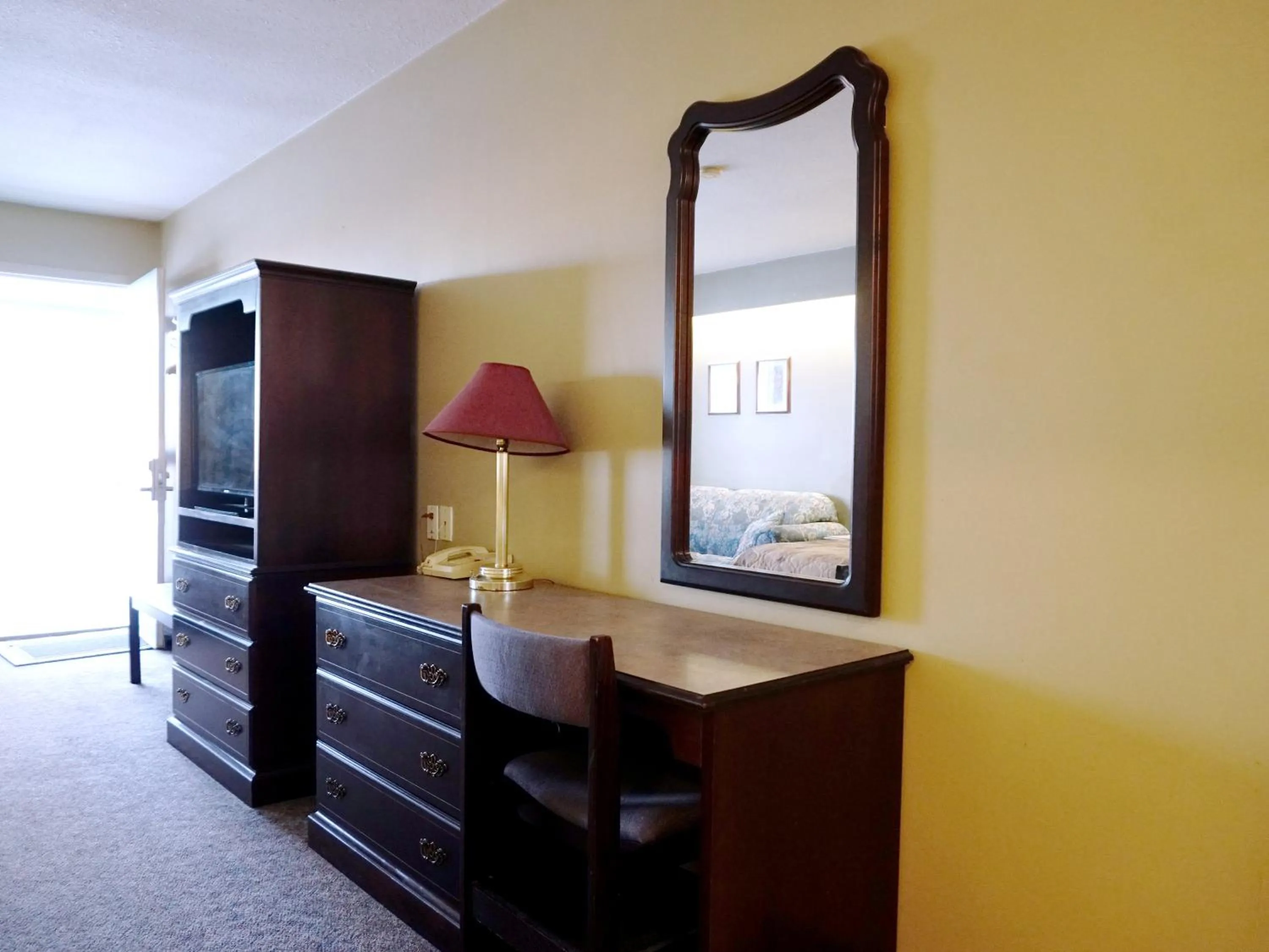 TV and multimedia in The Ritz Cafe and Motor Inn