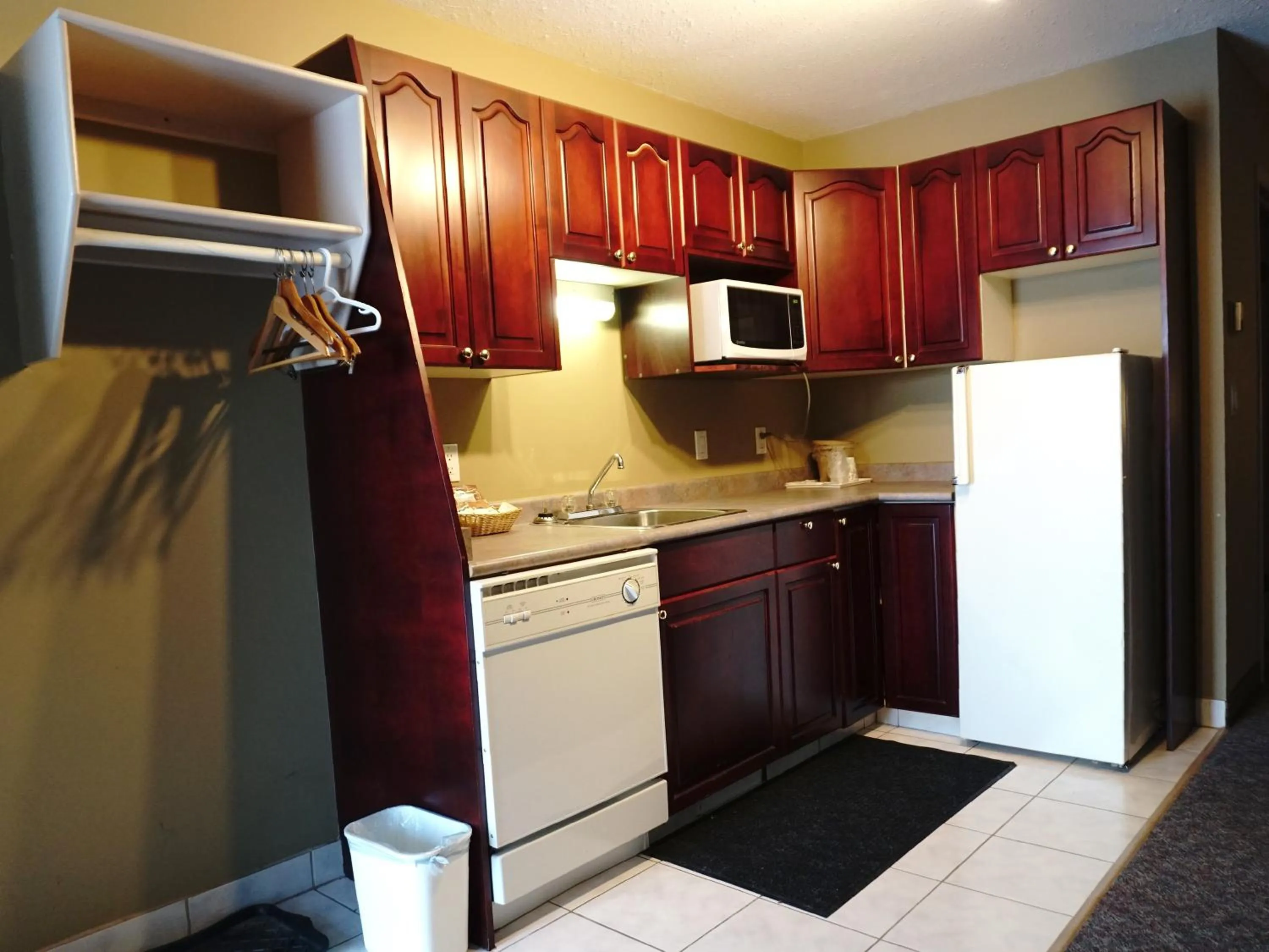 Kitchen or kitchenette in The Ritz Cafe and Motor Inn