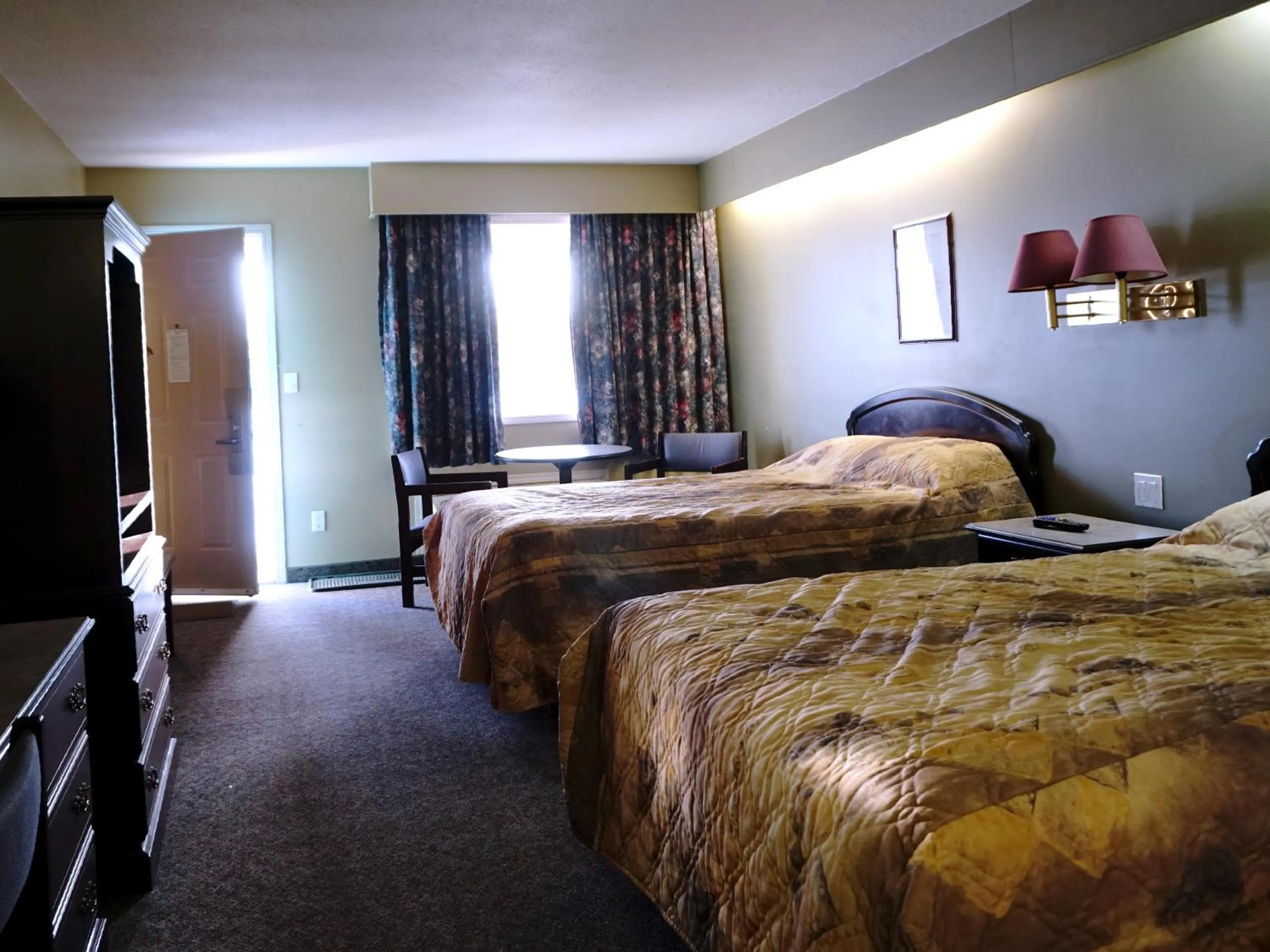 Bedroom in The Ritz Cafe and Motor Inn