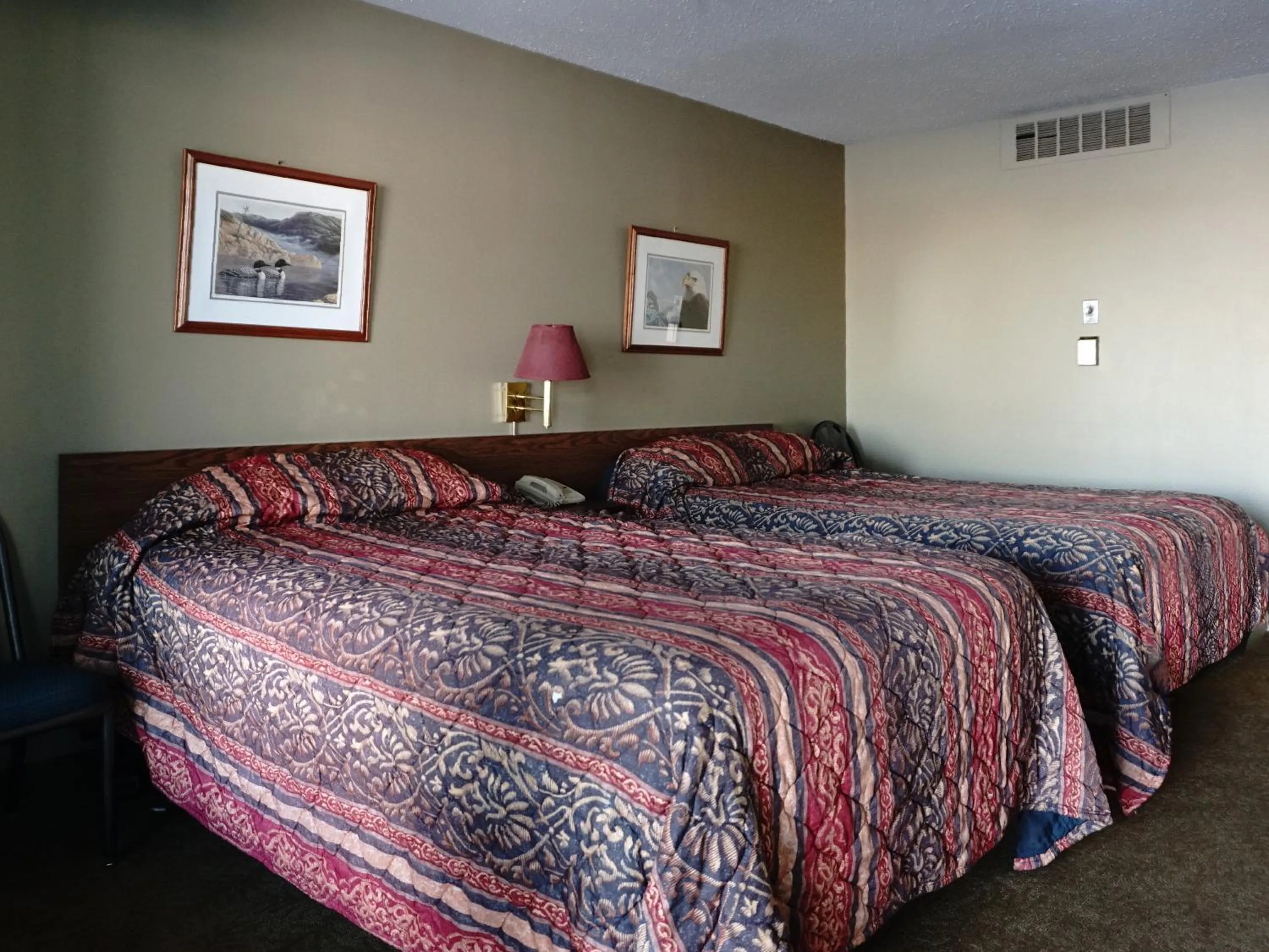 Bedroom in The Ritz Cafe and Motor Inn