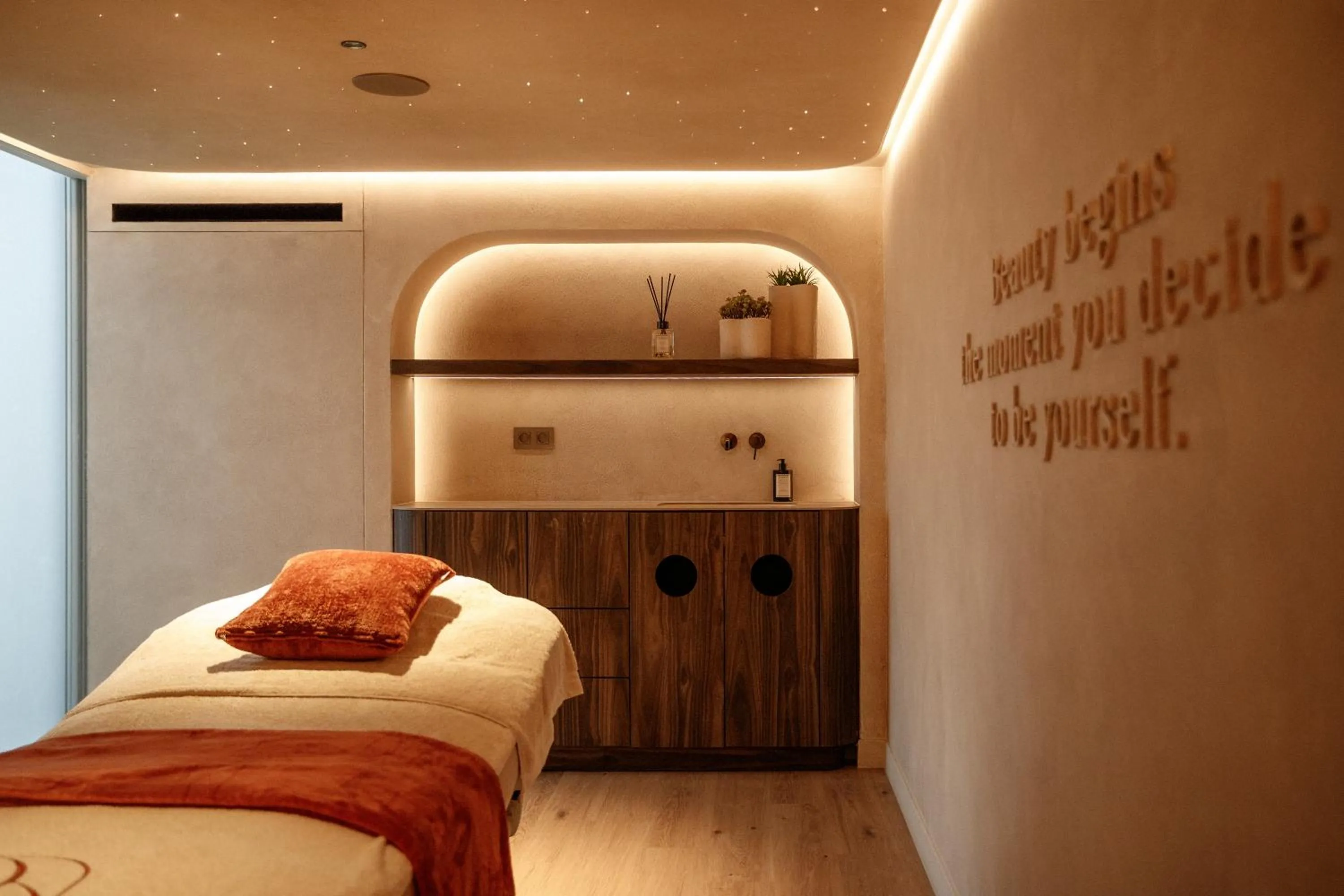 Spa and wellness centre/facilities, Bed in Van der Valk Hotel Beveren