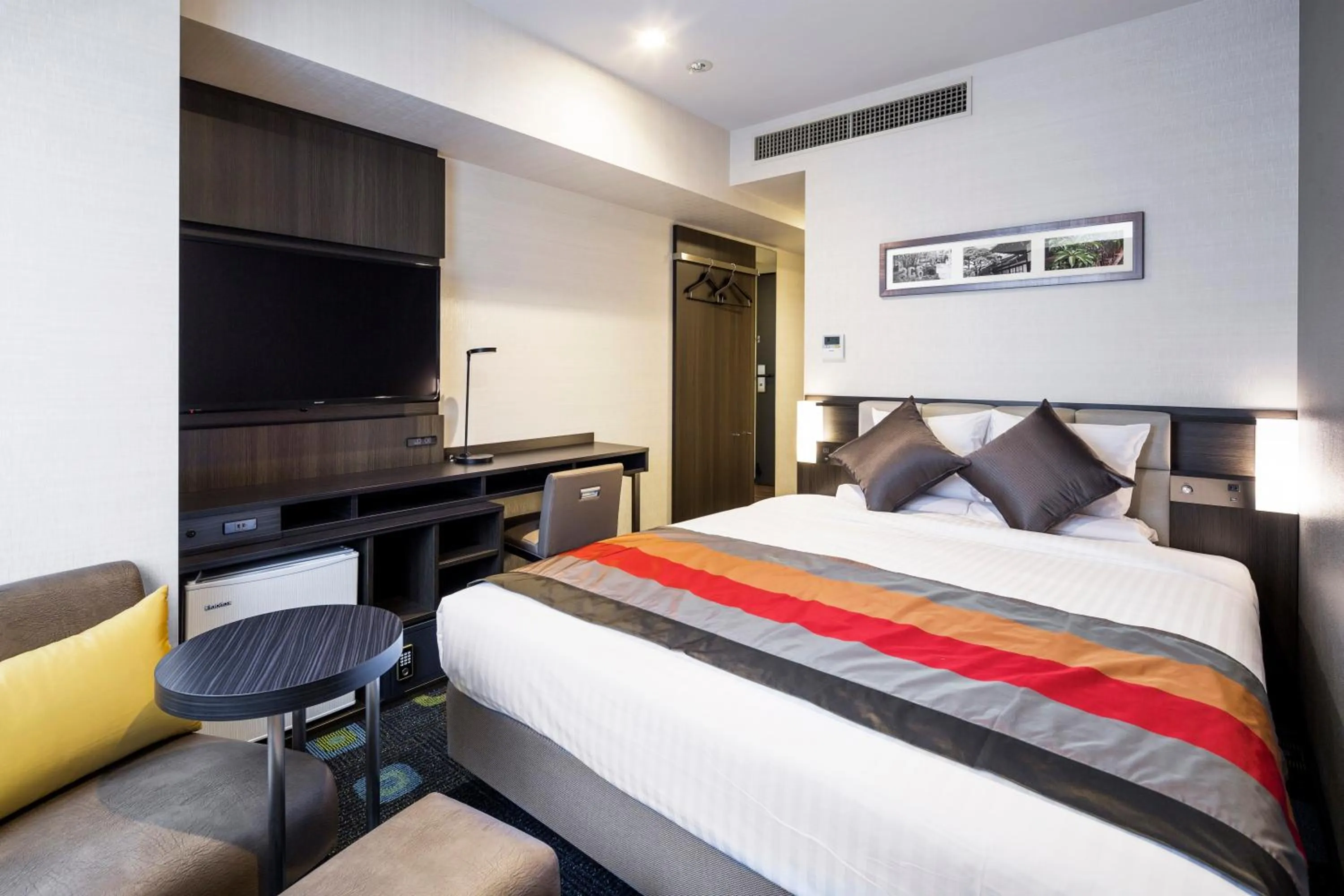 Photo of the whole room, Bed in Hotel Mystays Premier Akasaka