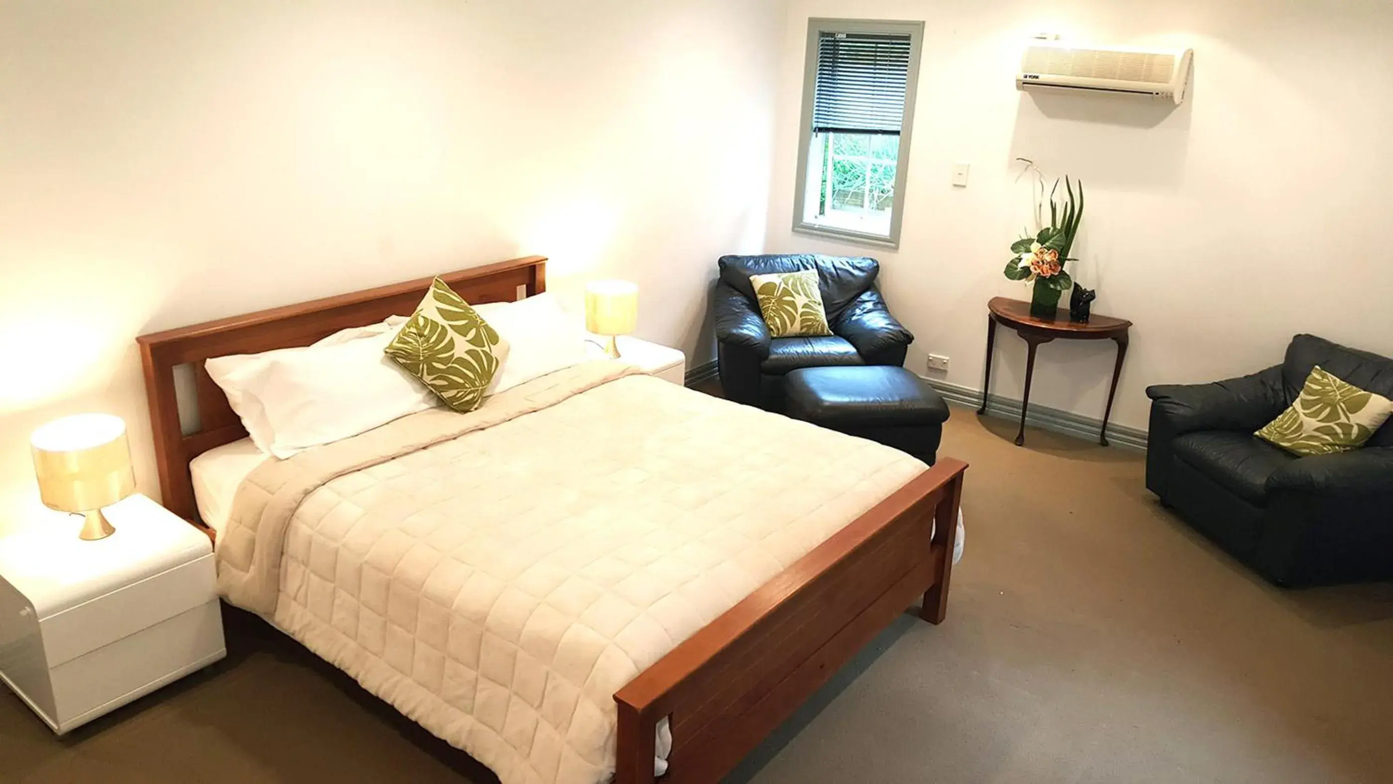 Deluxe King Room with Garden View in Lush & Co Auckland Bed & Breakfast Deluxe King Room with Garden View in Lush & Co Auckland Bed & Breakfast