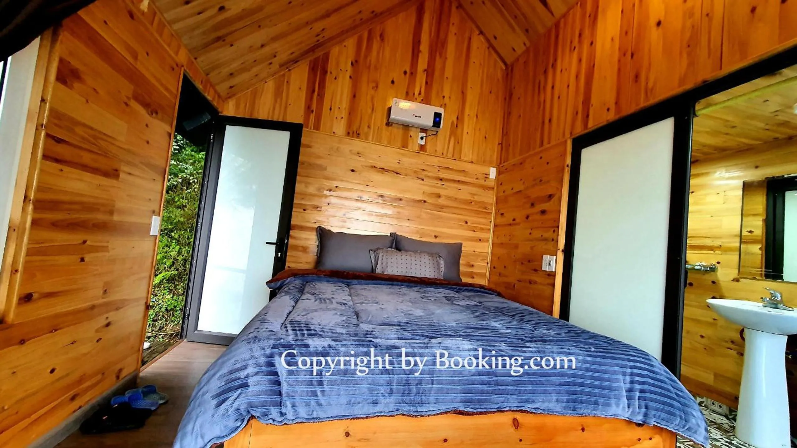 Bedroom, Bed in Catcat Garden House