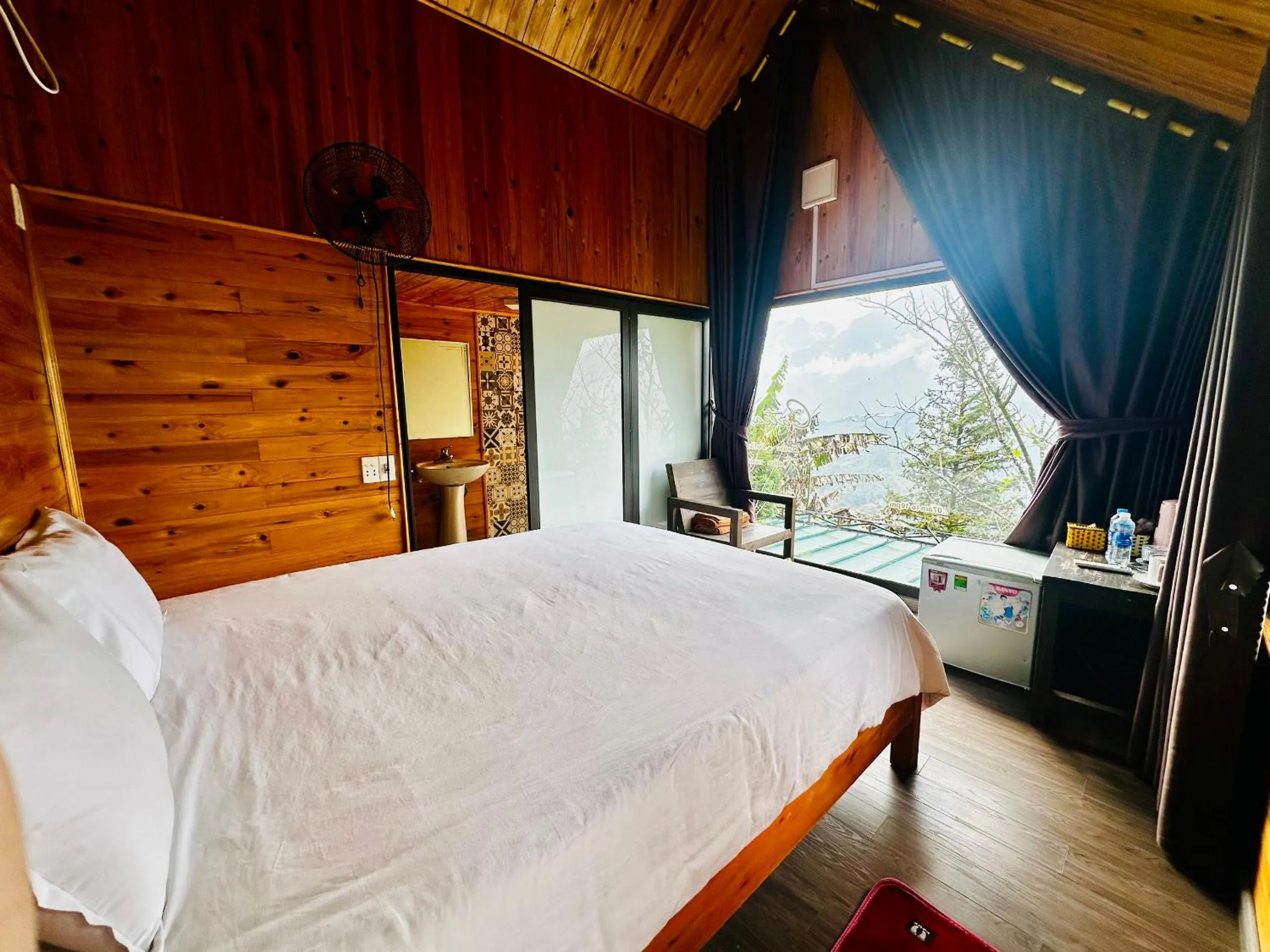 Photo of the whole room, Bed in Catcat Garden House