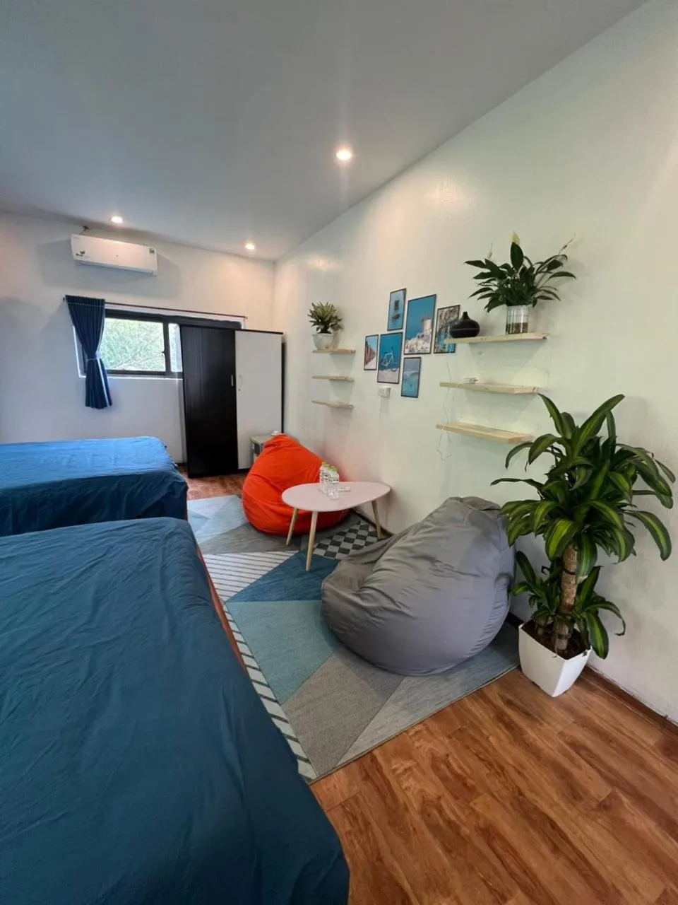 Seating area, Bed in Catcat Garden House