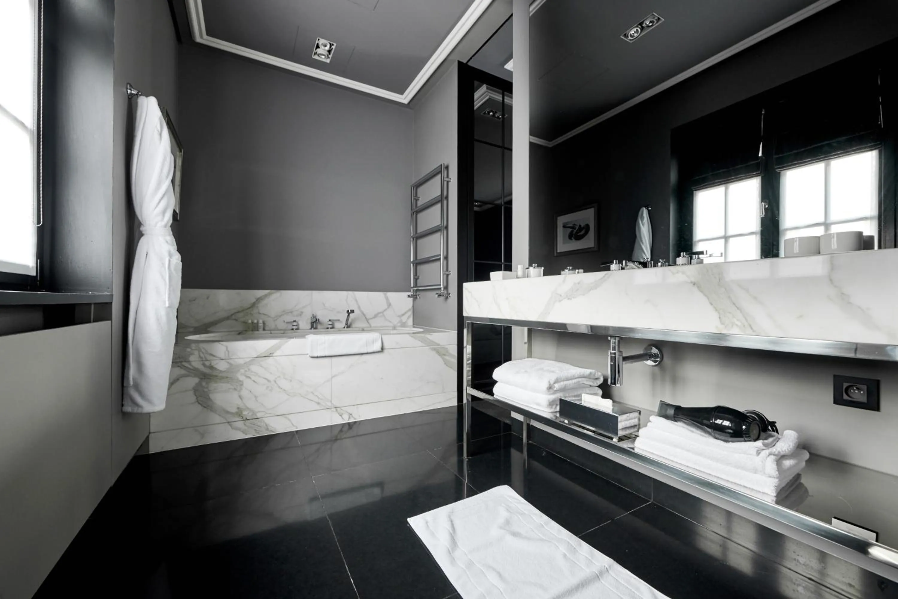 Bathroom, Bed in Hotel Odette en Ville