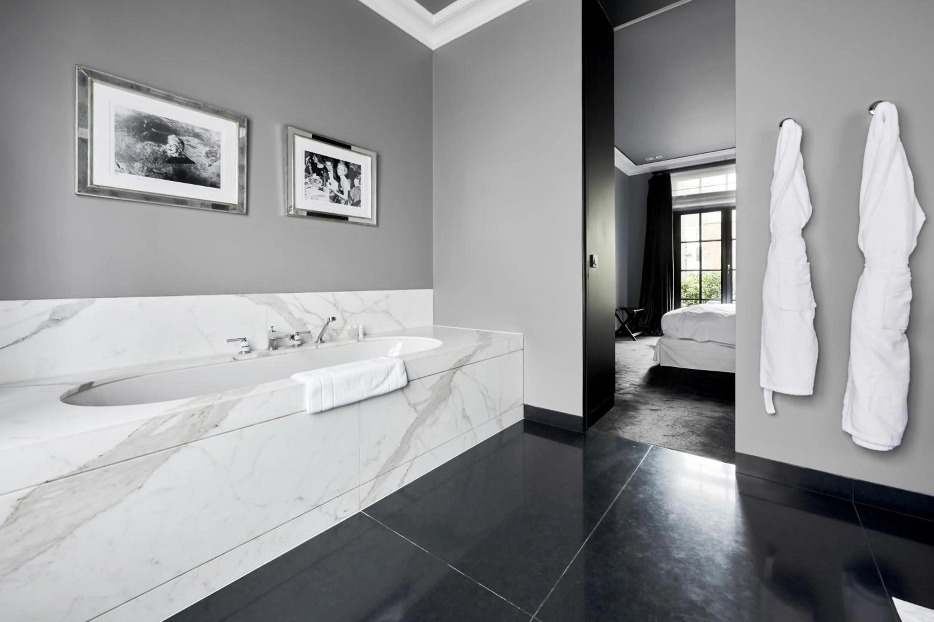 Bathroom, Bed in Hotel Odette en Ville