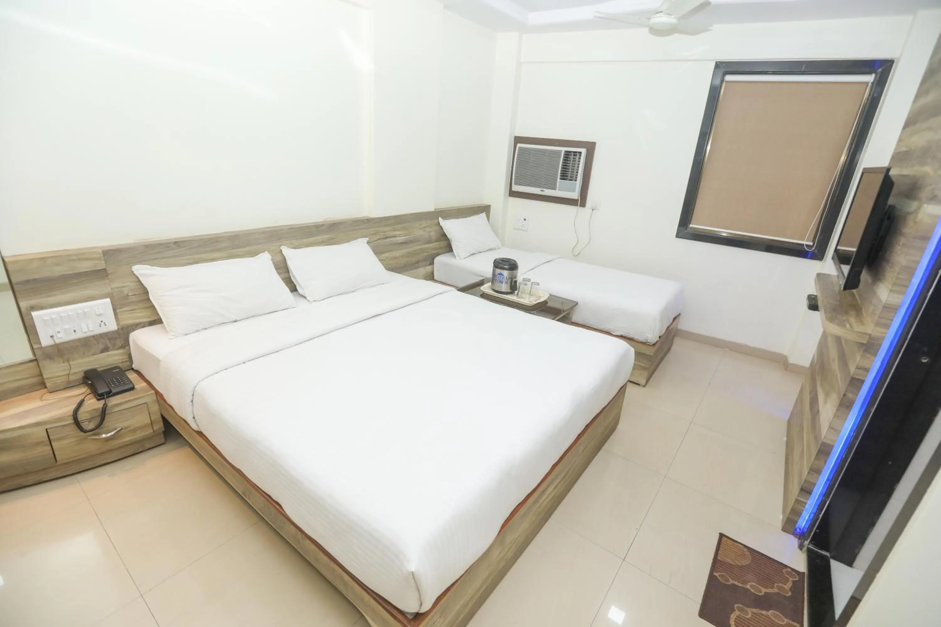 Photo of the whole room, Bed in Hotel Mid town