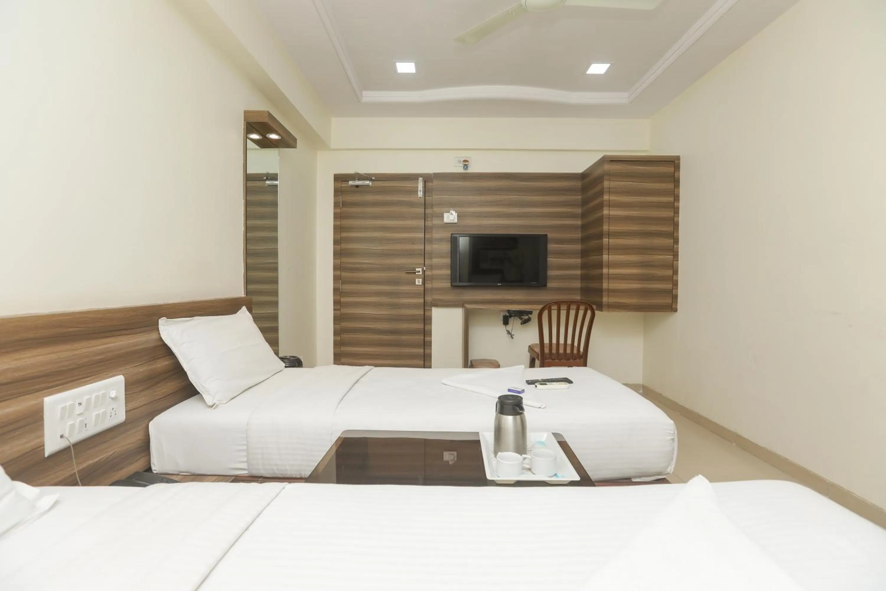 Photo of the whole room, Bed in Hotel Mid town