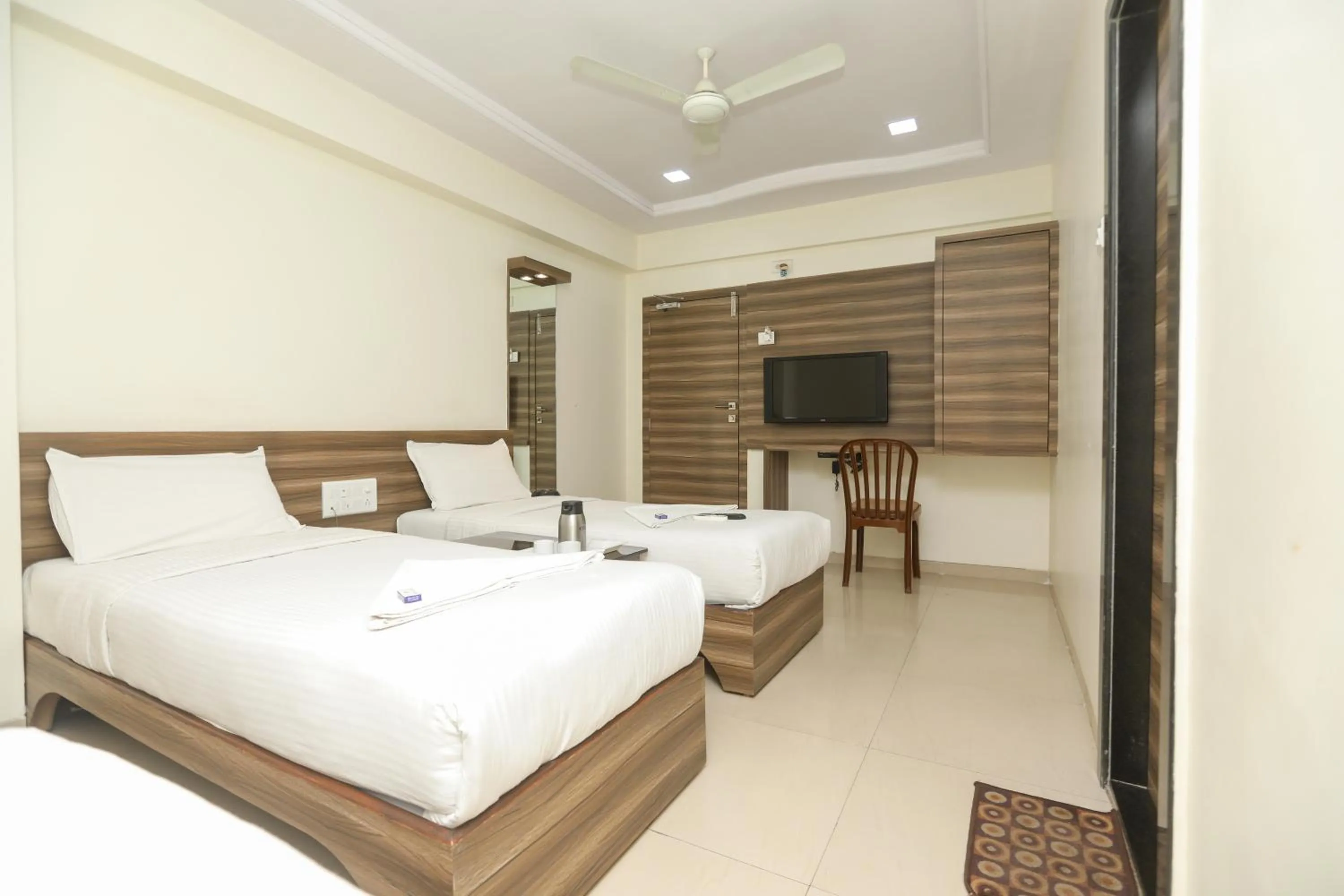 Photo of the whole room, Bed in Hotel Mid town