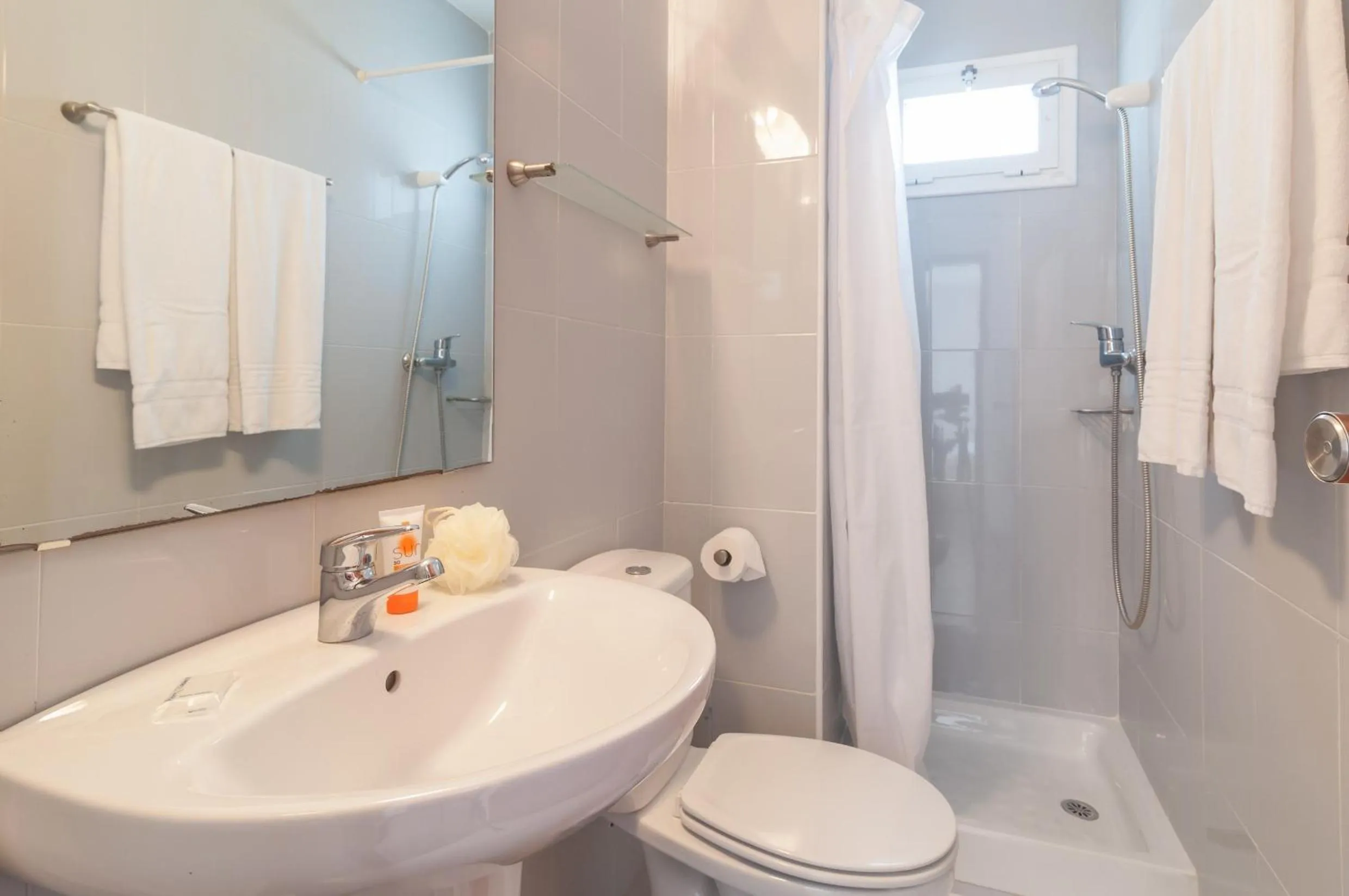 Bathroom in Pierre & Vacances Comarruga