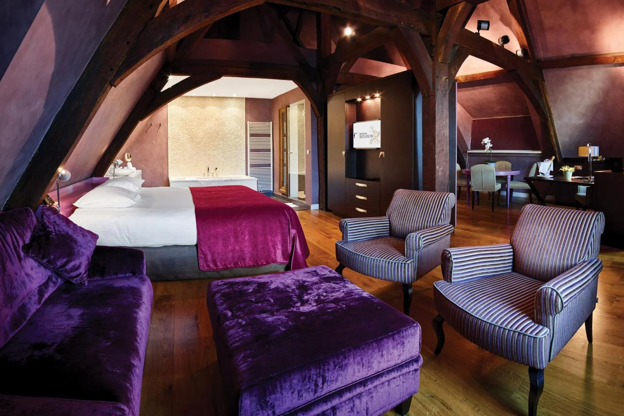 Photo of the whole room, Bed in Van Der Valk Sélys Liège Hotel & Spa