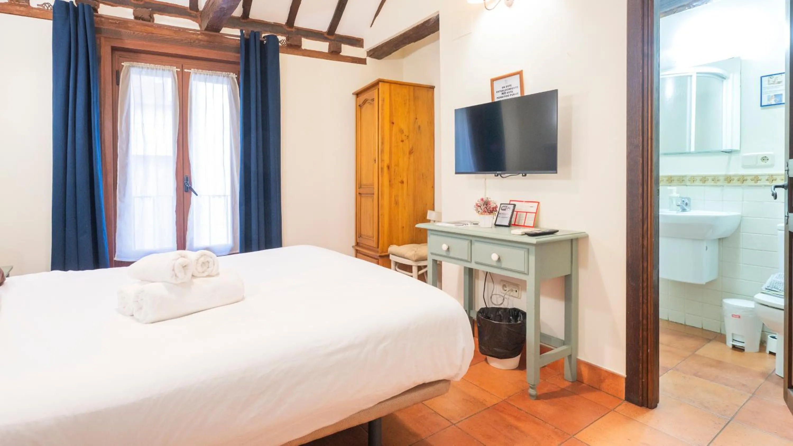Superior Double Room in Hostal Alfonso XII by Toledo AP