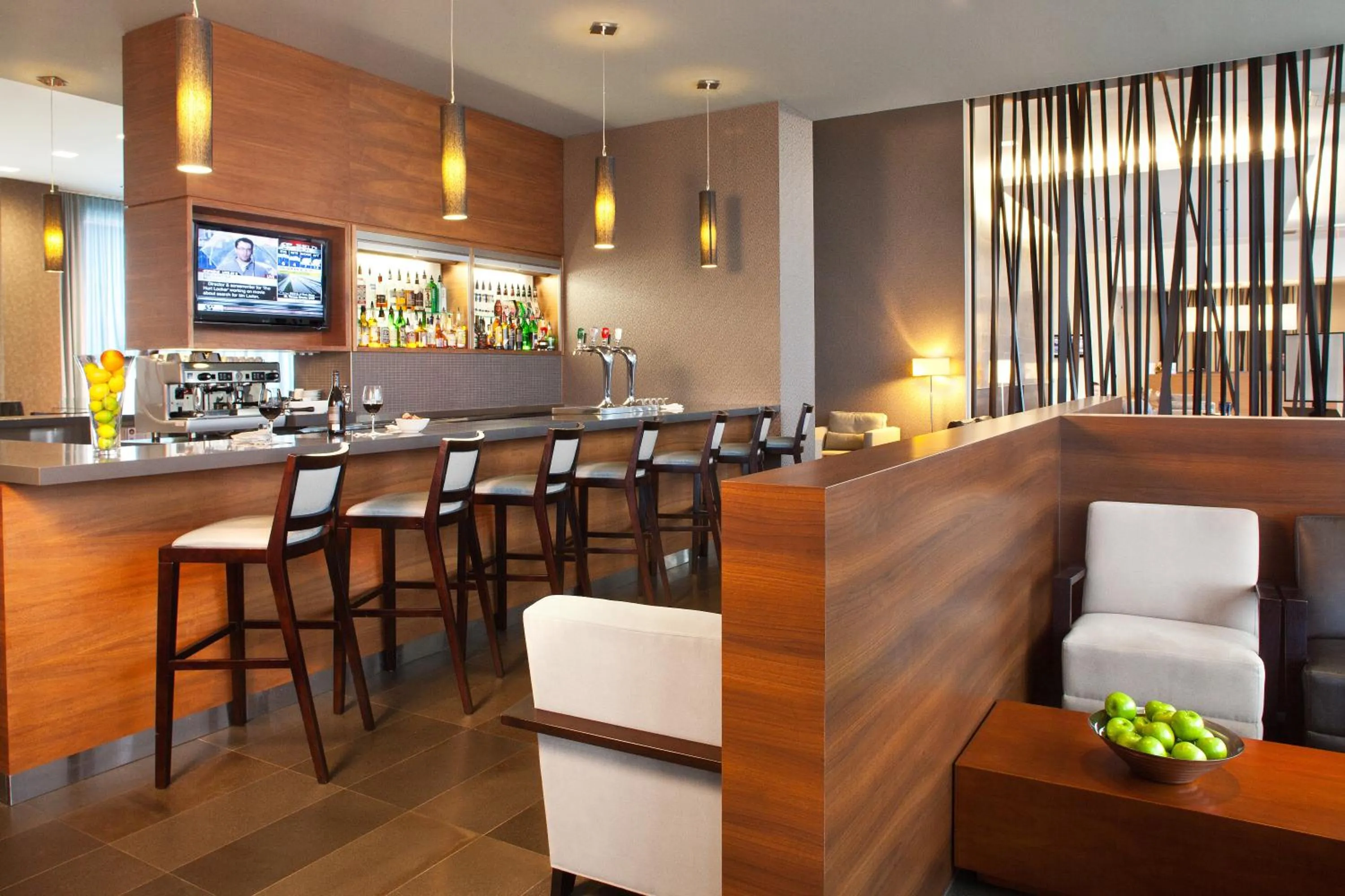 Lounge or bar in Novotel Toronto Vaughan Centre