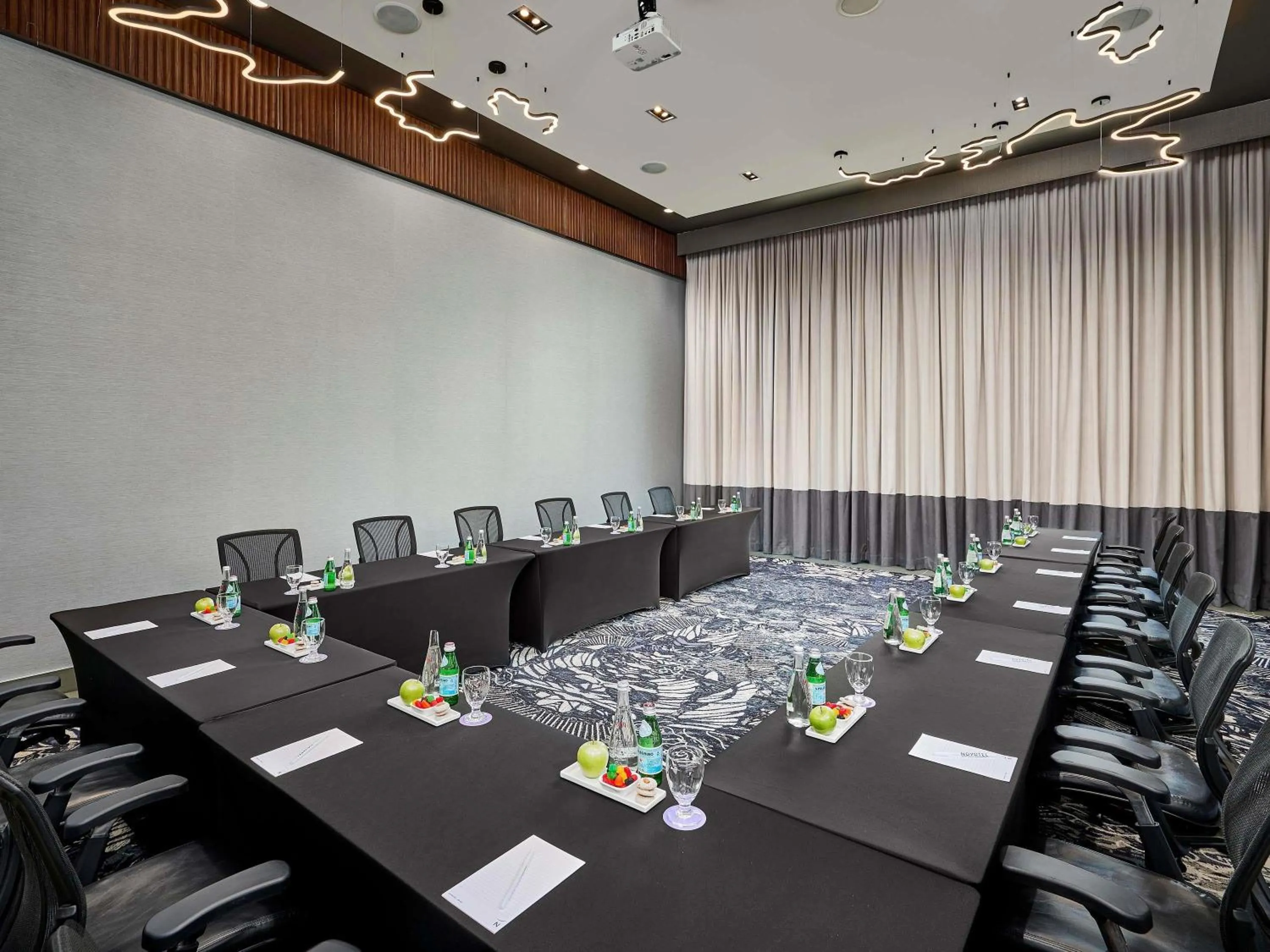 Meeting/conference room in Novotel Toronto Vaughan Centre