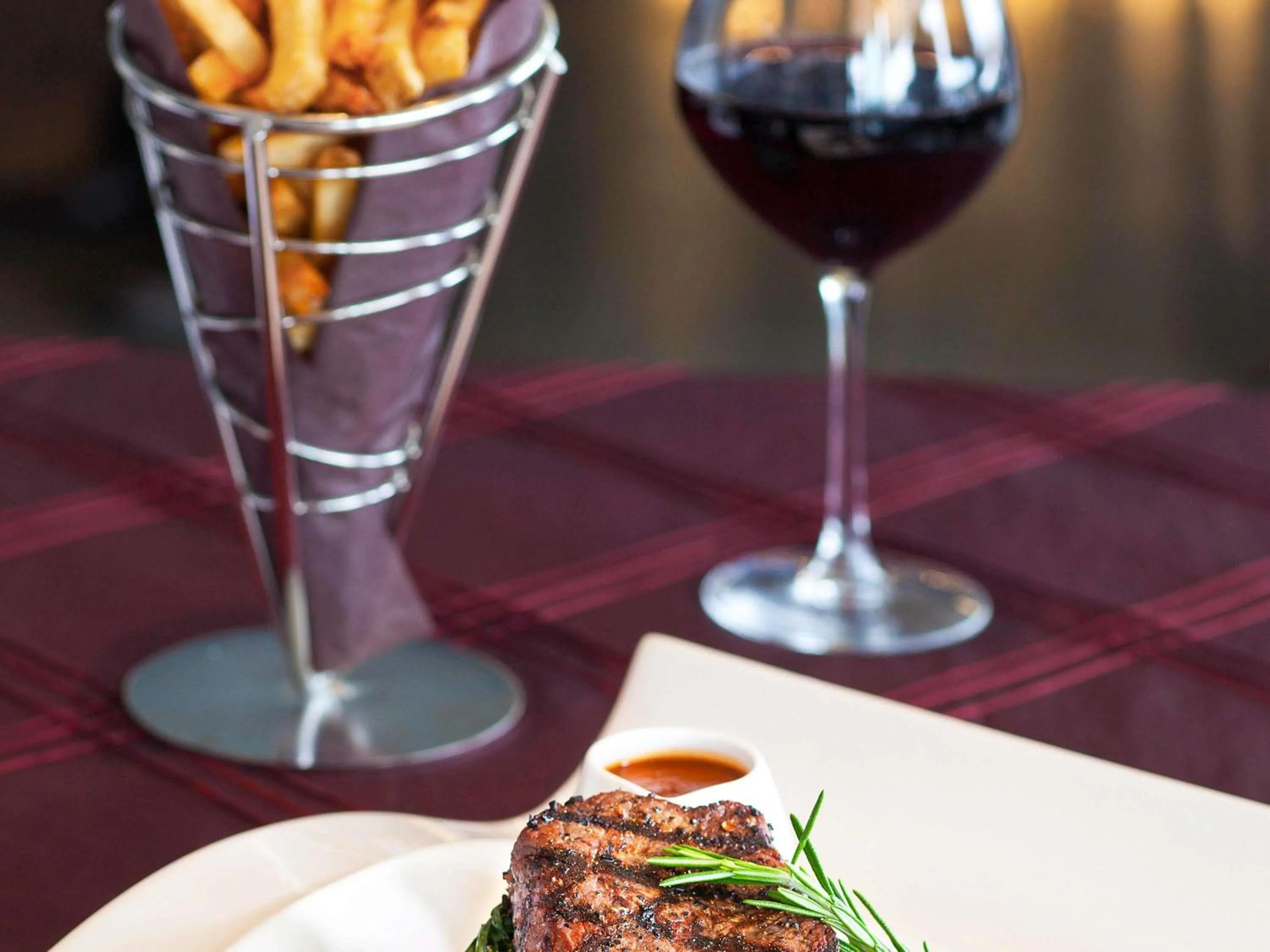 Lounge or bar in Novotel Toronto Vaughan Centre