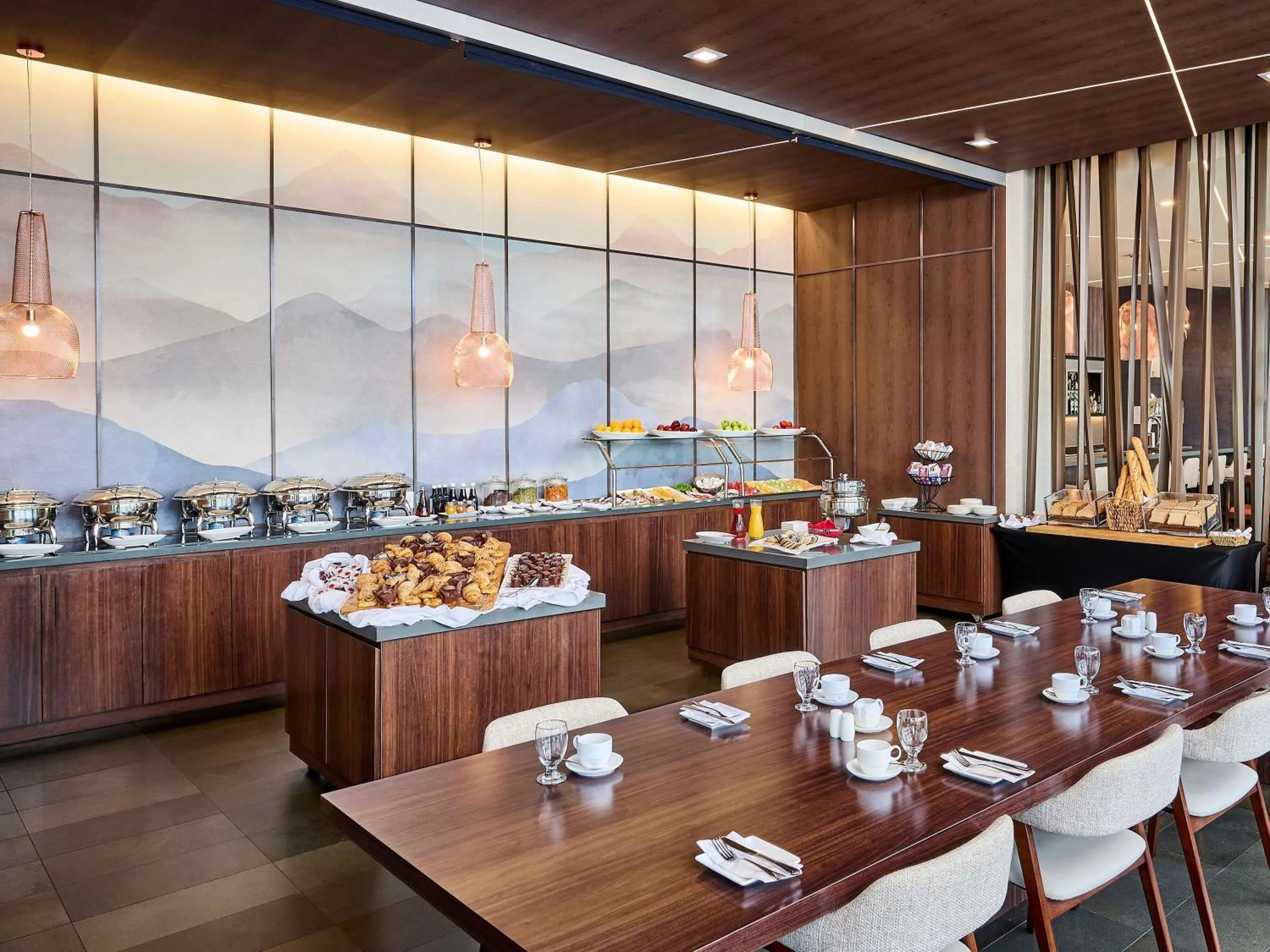 Restaurant/places to eat in Novotel Toronto Vaughan Centre