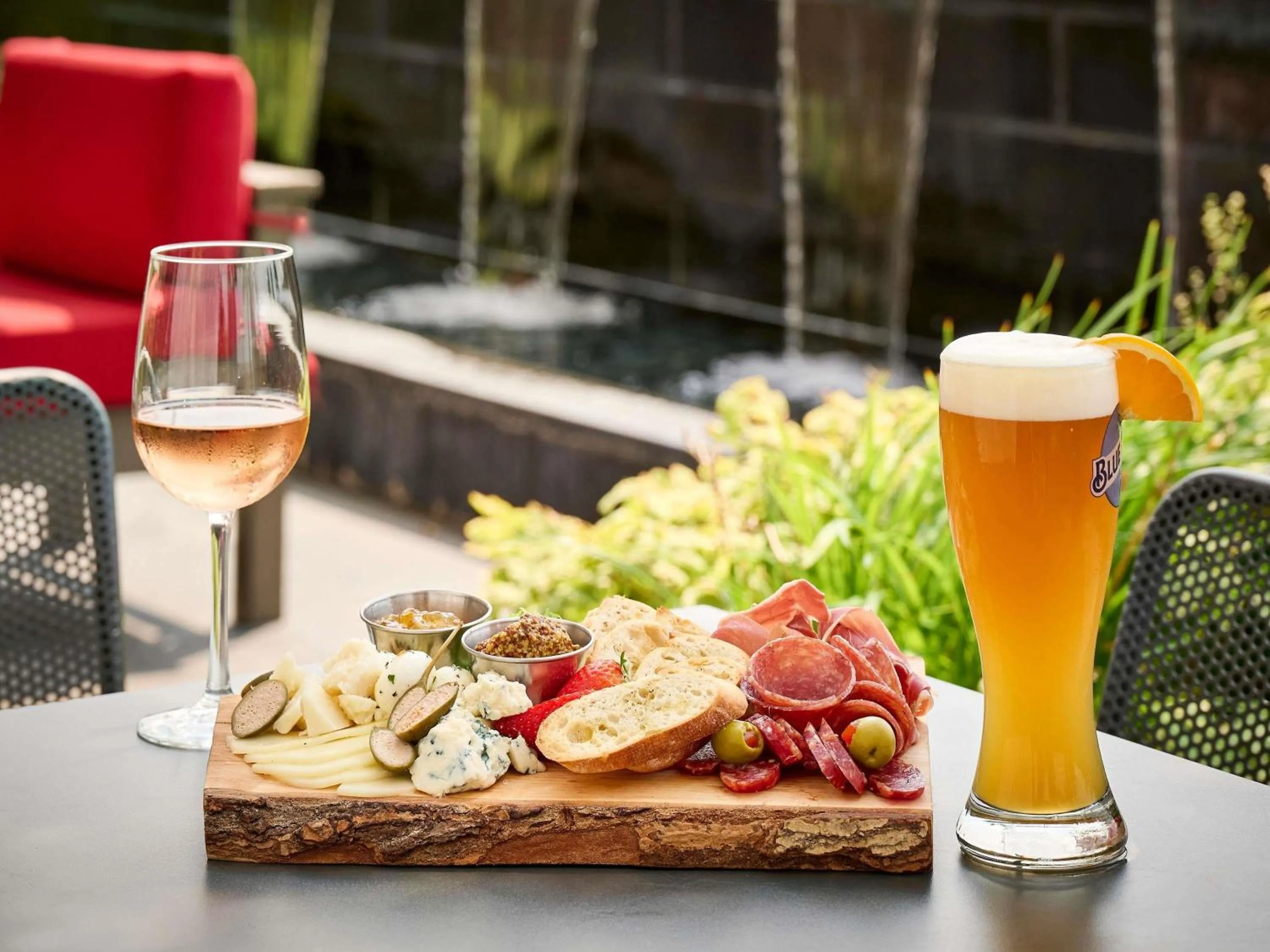 Restaurant/places to eat in Novotel Toronto Vaughan Centre