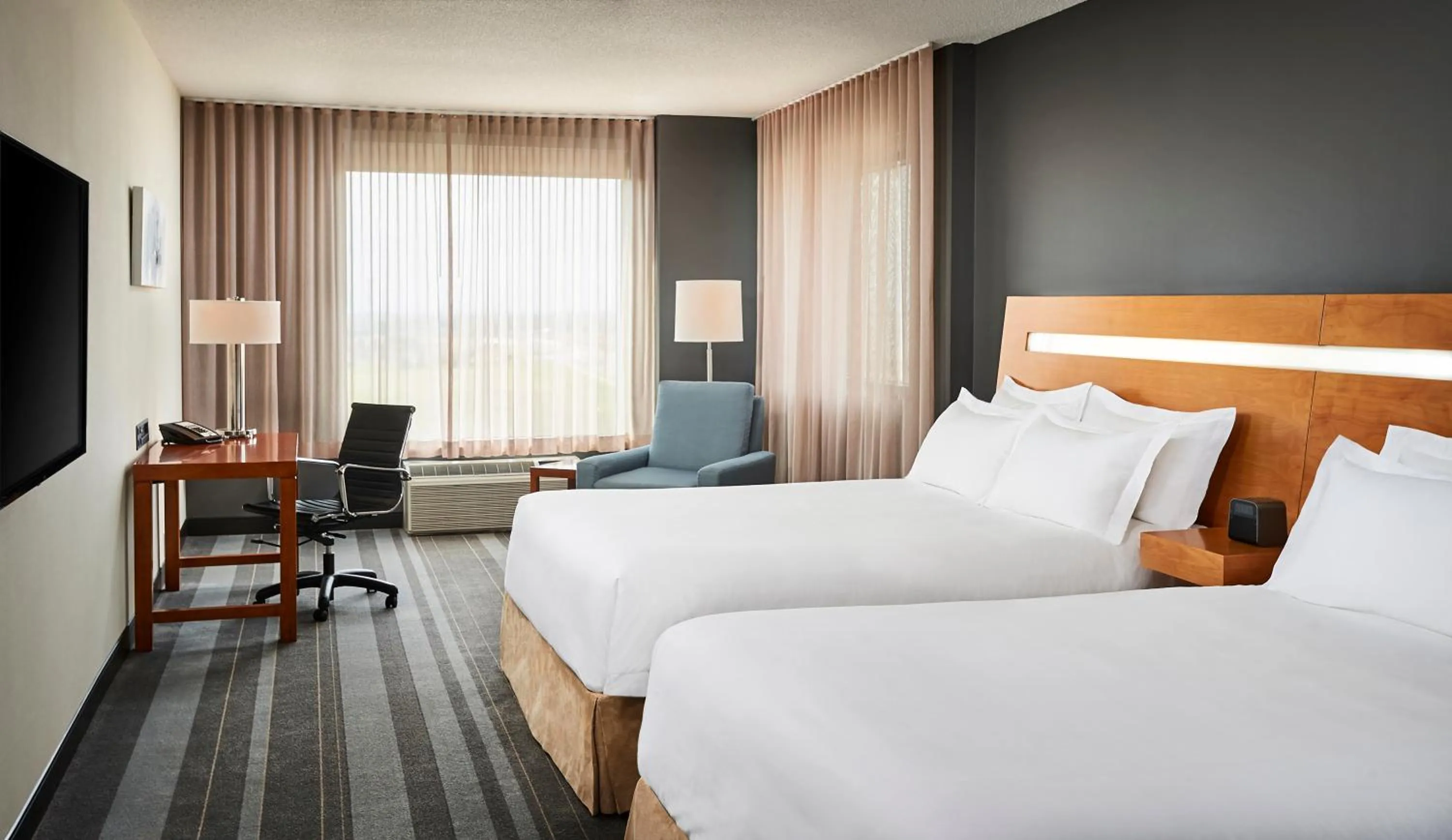 Photo of the whole room, Bed in Novotel Toronto Vaughan Centre