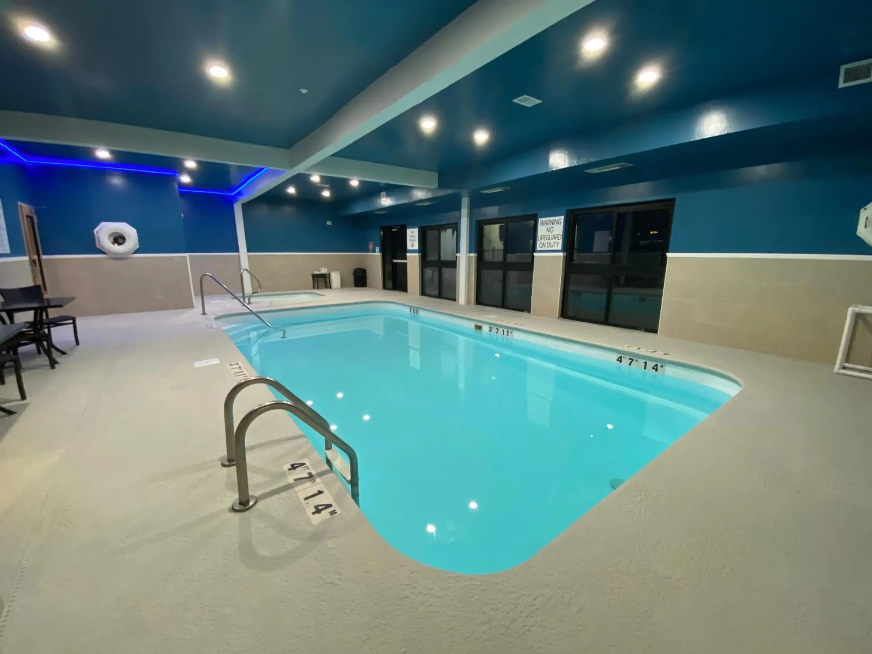 Pool view in Holiday Inn Express Metropolis by IHG Pool view in Holiday Inn Express Metropolis by IHG