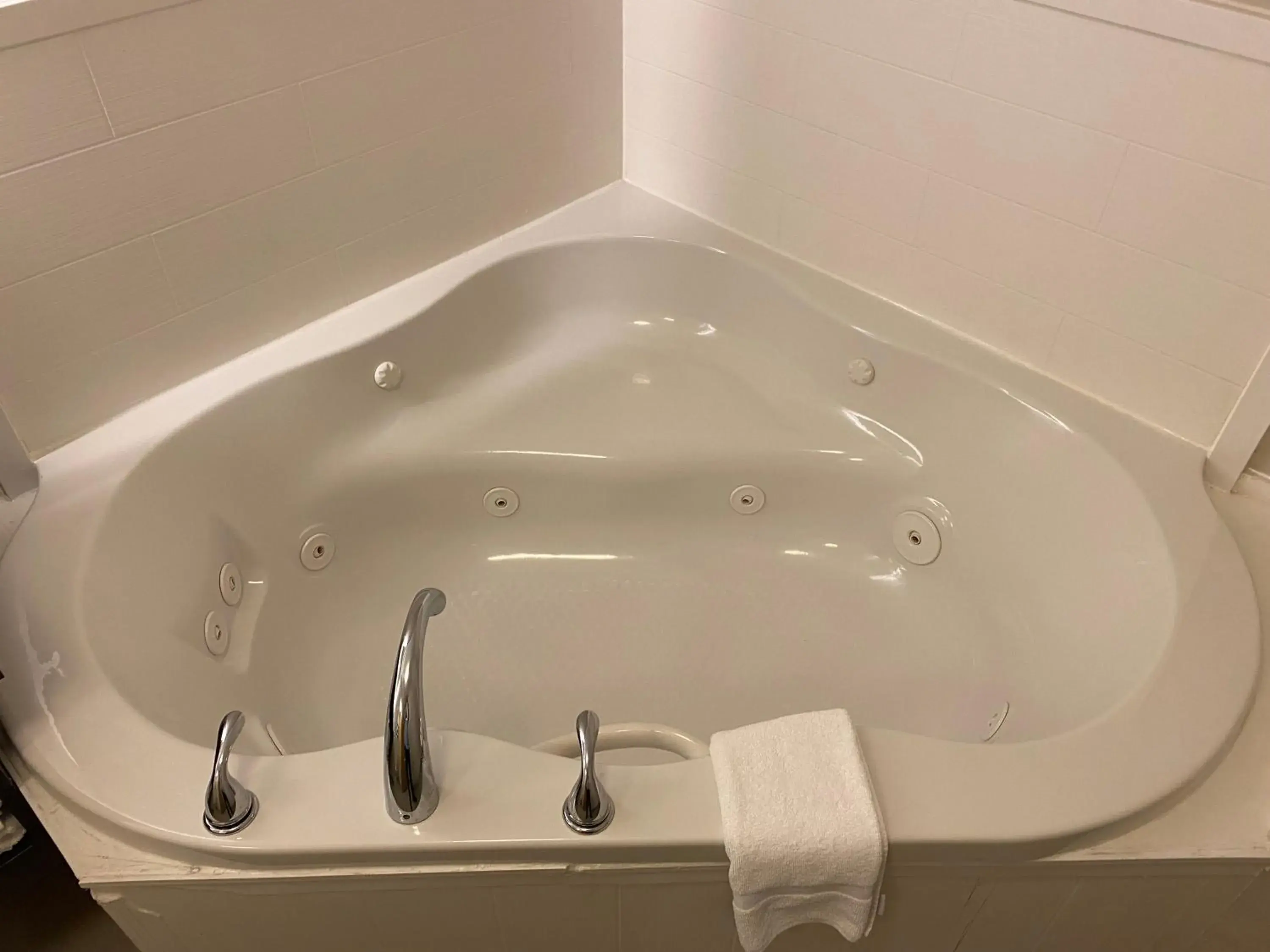 King Suite with Jetted Tub in Holiday Inn Express Metropolis by IHG King Suite with Jetted Tub in Holiday Inn Express Metropolis by IHG