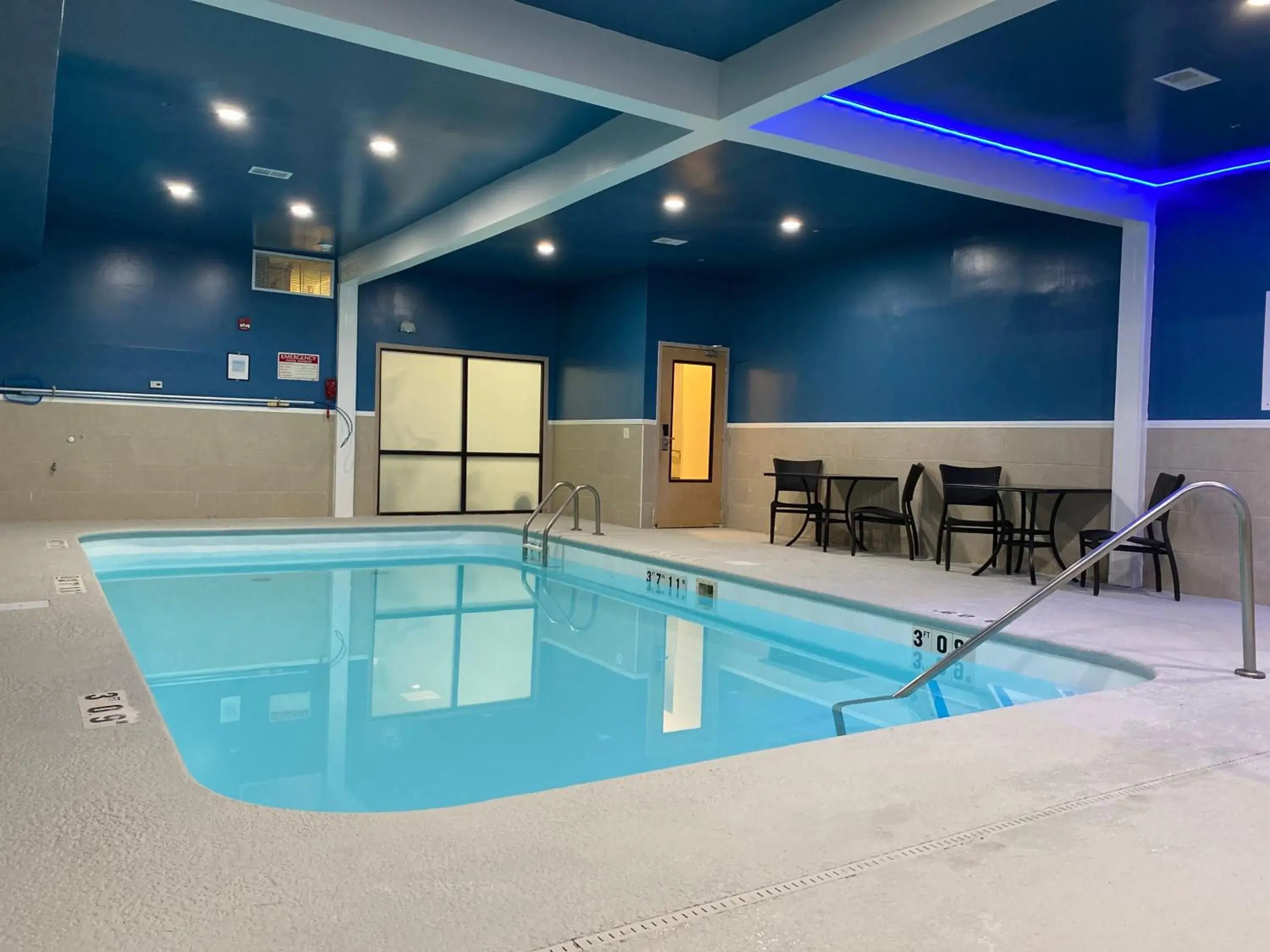 Pool view in Holiday Inn Express Metropolis by IHG Pool view in Holiday Inn Express Metropolis by IHG