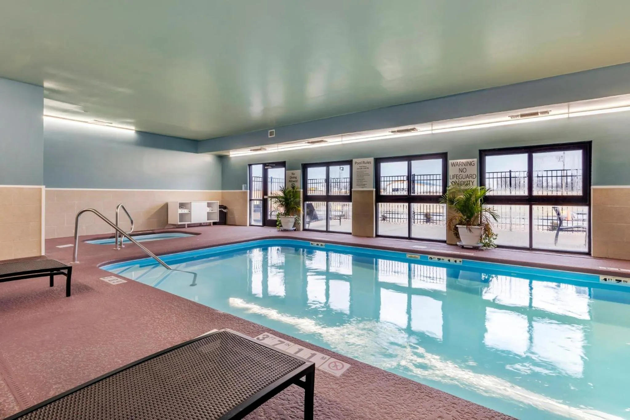 Swimming pool in Holiday Inn Express Metropolis by IHG