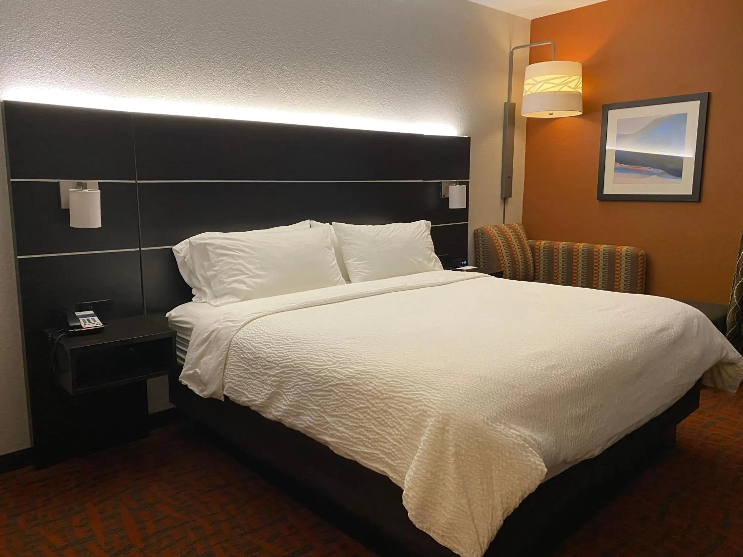 Bed in Holiday Inn Express Metropolis by IHG Bed in Holiday Inn Express Metropolis by IHG